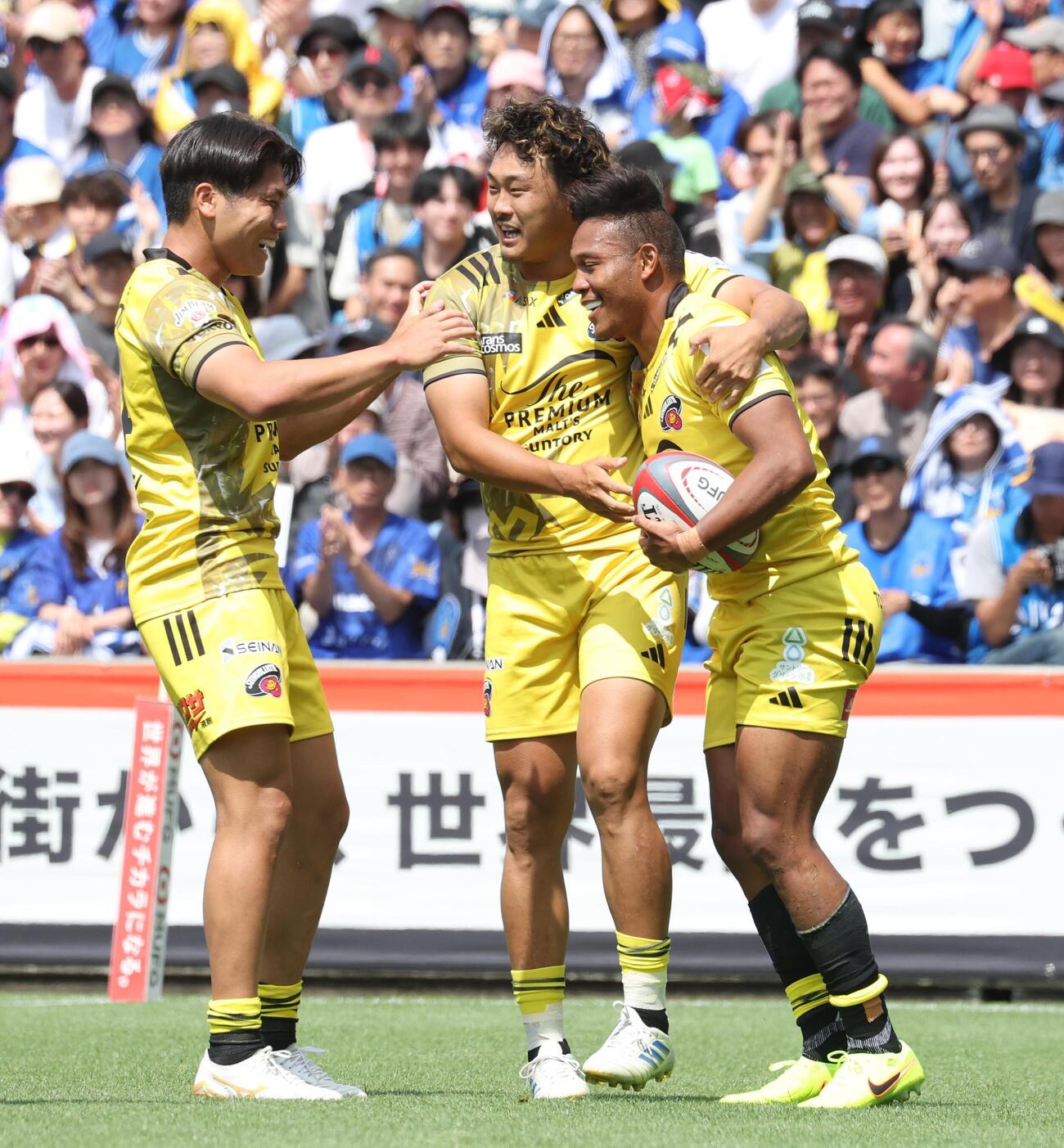 NTTジャパンラグビーリーグワンプレーオフ3位決定戦　東京SG対埼玉　前半、独走でトライを決め喜ぶ東京SG松島幸太朗（右）（撮影・黒川智章）