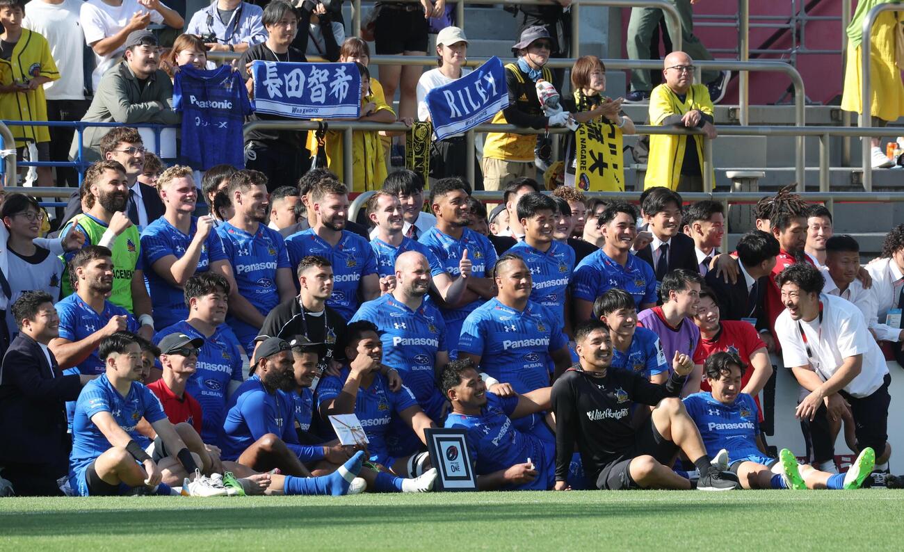 NTTジャパンラグビーリーグワンプレーオフ3位決定戦　3位になった埼玉の選手は笑顔で記念撮影する（撮影・黒川智章）＝2026年6月6日