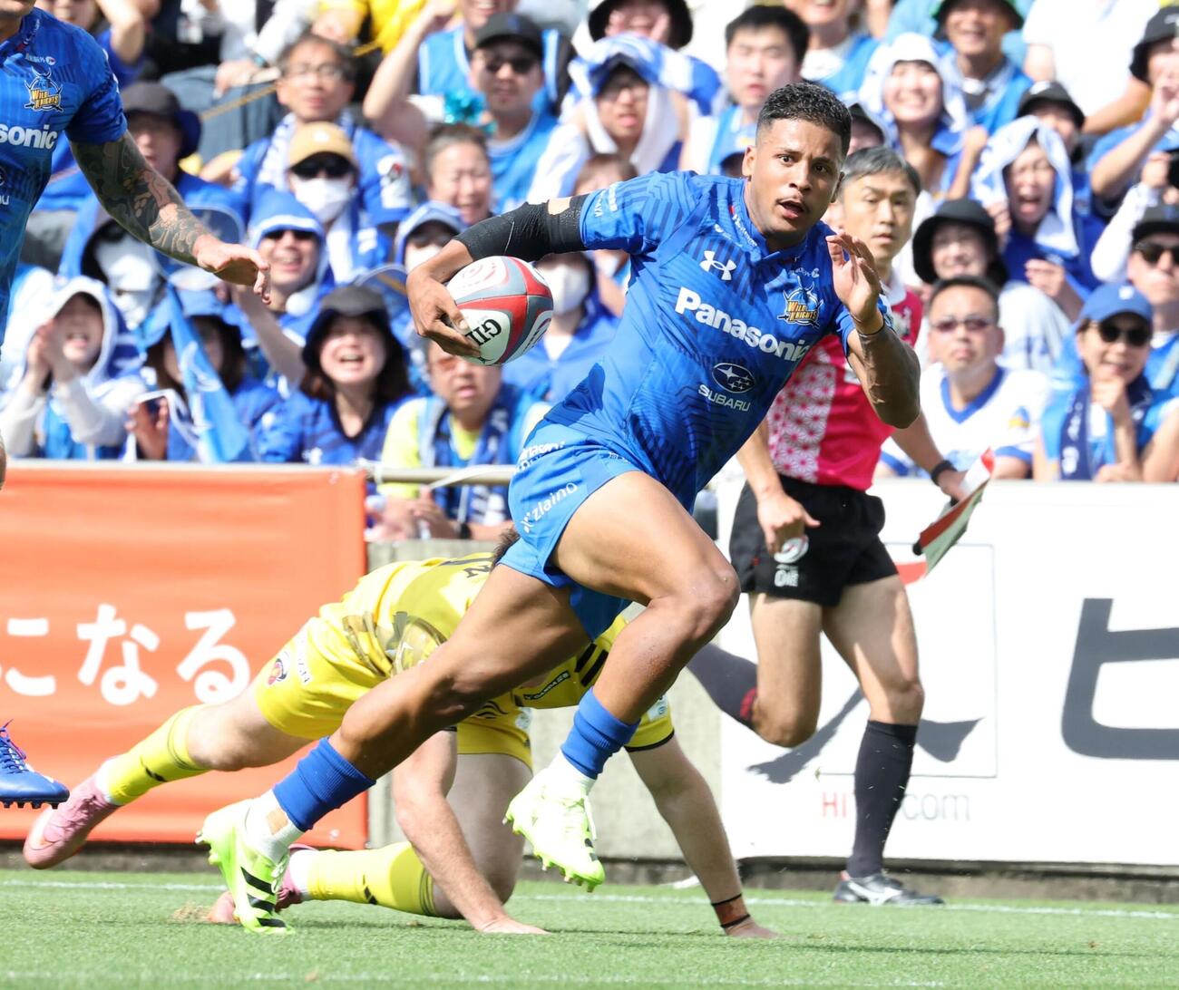 NTTジャパンラグビーリーグワンプレーオフ3位決定戦　東京SG対埼玉　後半、タックルを交わしトライを決める埼玉・WTBモーリス・マークス（撮影・黒川智章）＝2026年6月6日