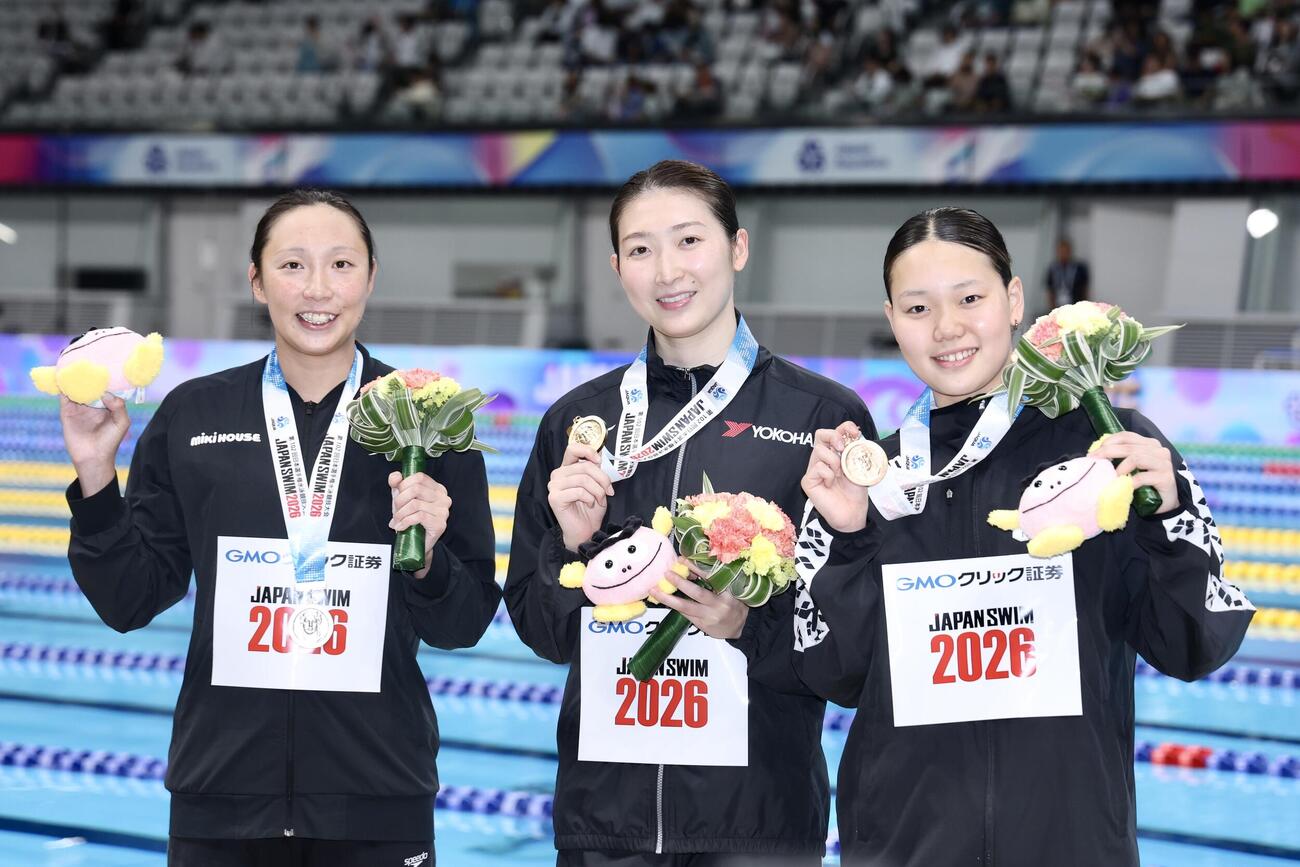 女子50メートルバタフライ決勝　写真に納まる、左から2位の相馬あい、優勝の池江璃花子、3位の平井瑞希（撮影・河田真司）