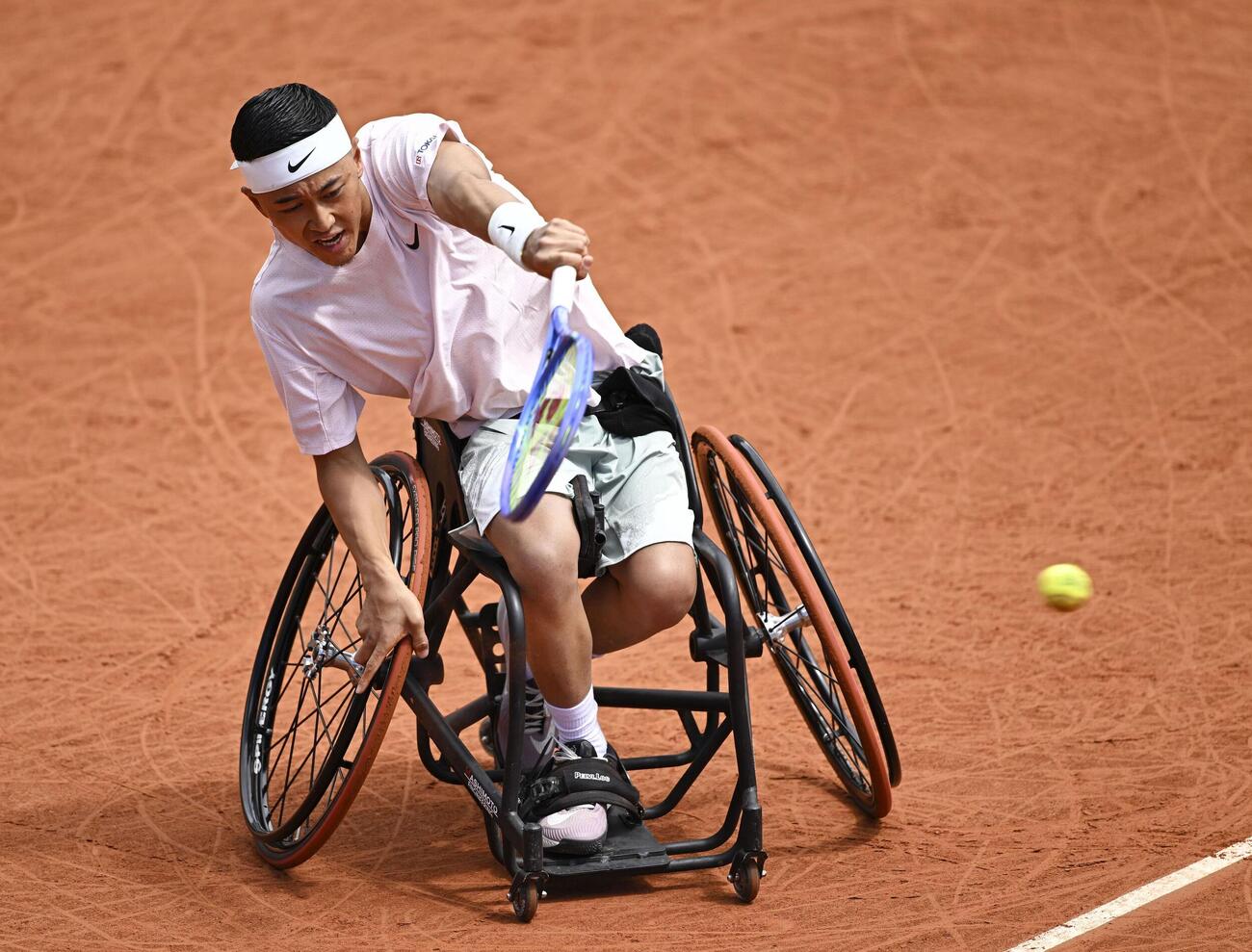 車いすの部男子シングルス決勝でプレーする小田凱人（共同）
