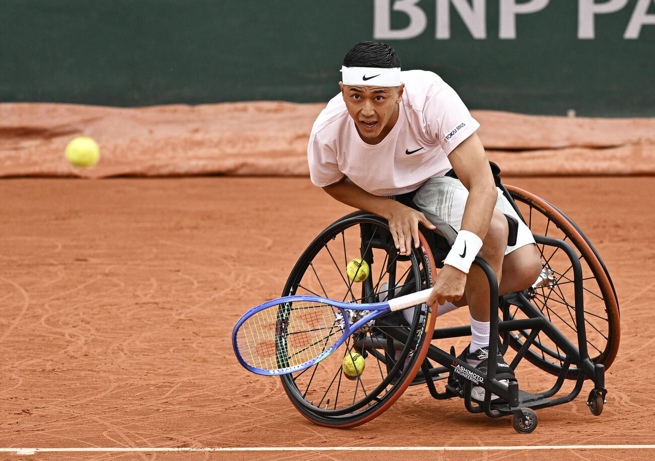 車いすの部男子シングルス決勝でプレーする小田凱人（共同）