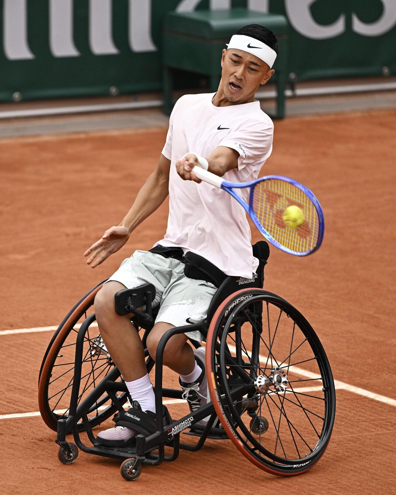 車いすの部男子シングルス決勝でプレーする小田凱人（共同）