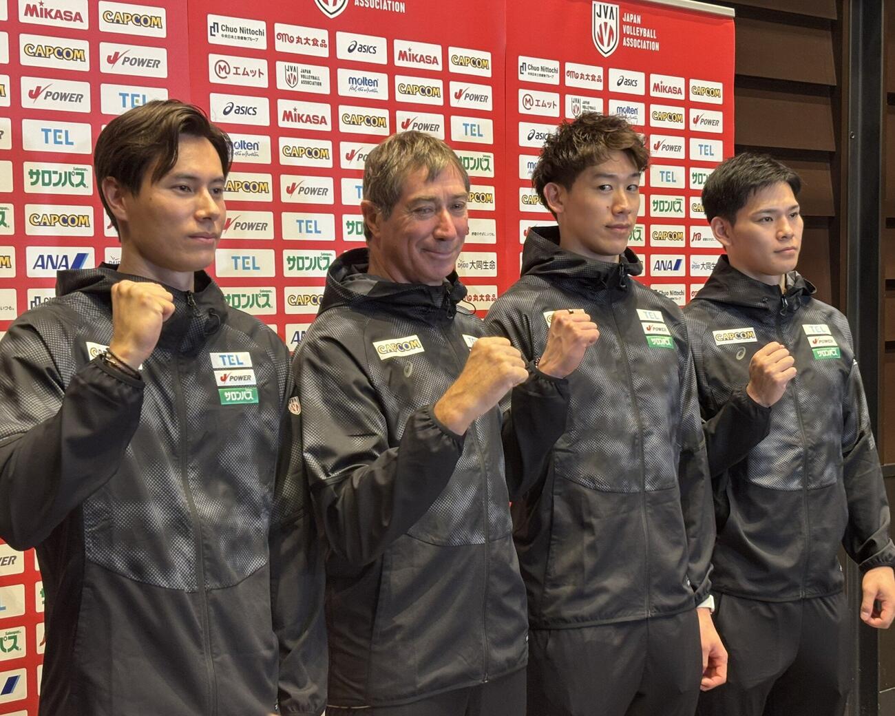 羽田空港で取材に応じるバレーボール男子日本代表の（左から）高橋藍、ティリ監督、石川祐希、西田有志