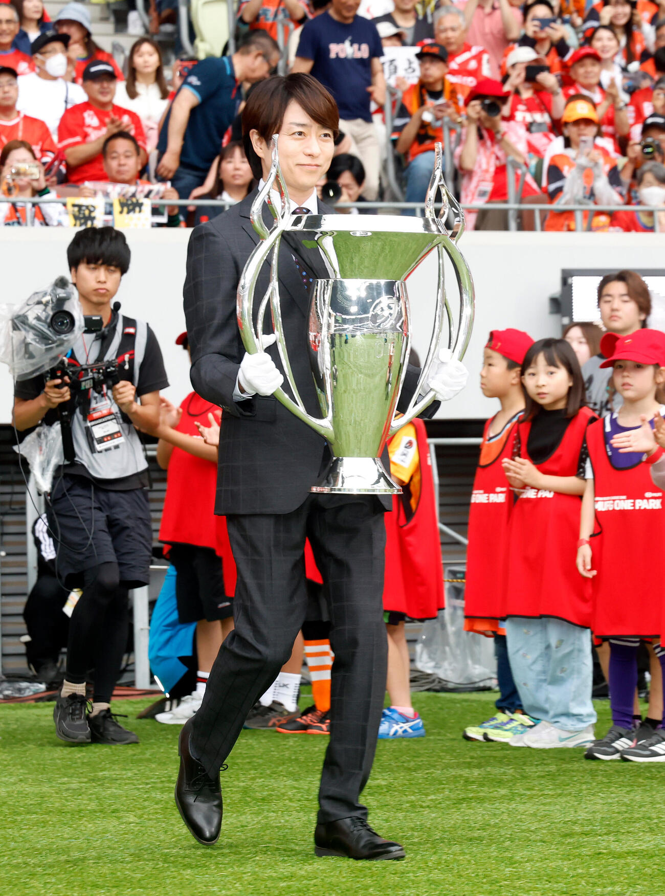 ラグビー　リーグワンプレーオフ決勝　神戸対東京ベイ　試合前、トロフィーを持って入場する櫻井翔（撮影・山本朝陽）