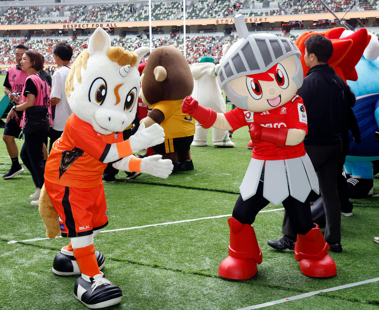 ラグビー　リーグワンプレーオフ決勝　神戸対東京ベイ　試合前に相まみえる両チームのマスコット、東京ベイのスッピー（左）と神戸のコークロン（撮影・山本朝陽）