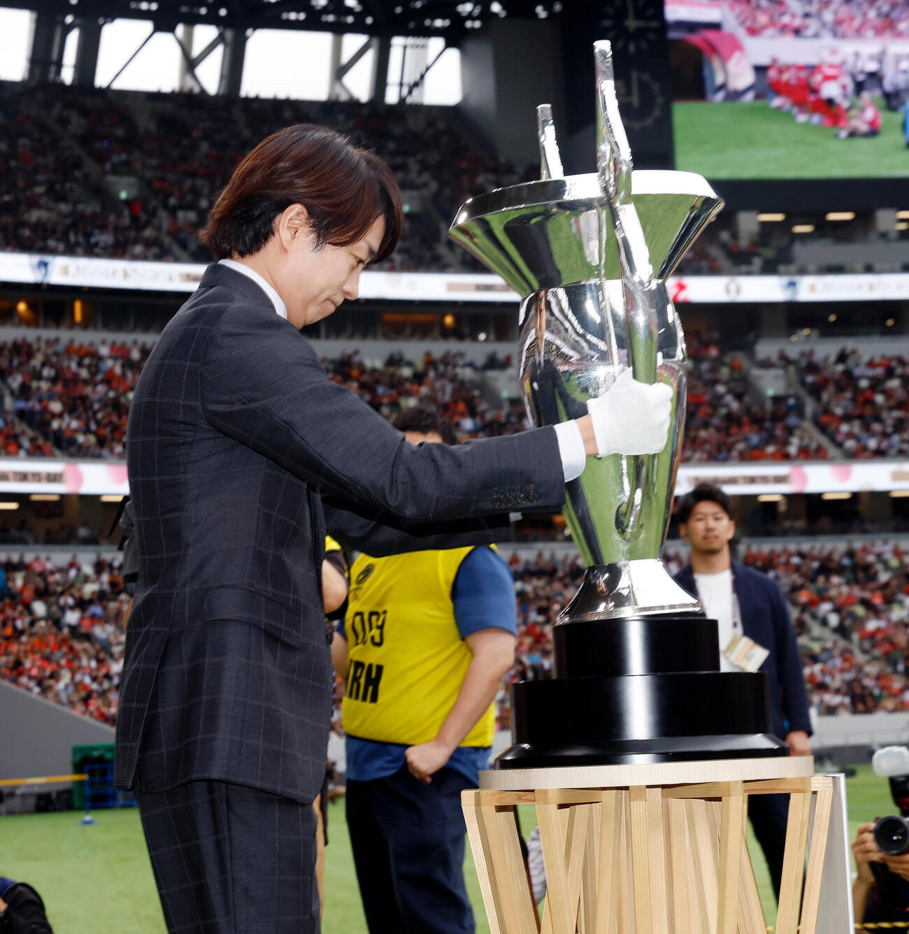 ラグビー　リーグワンプレーオフ決勝　神戸対東京ベイ　試合前、トロフィーを置く櫻井翔（撮影・山本朝陽）＝2026年6月7日