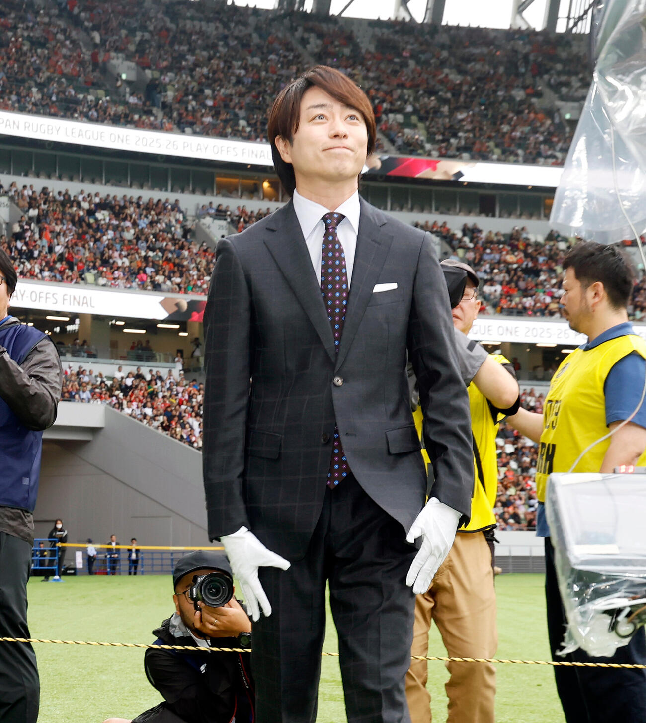 ラグビー　リーグワンプレーオフ決勝　神戸対東京ベイ　試合前、観客にあいさつをする櫻井翔（撮影・山本朝陽）＝2026年6月7日