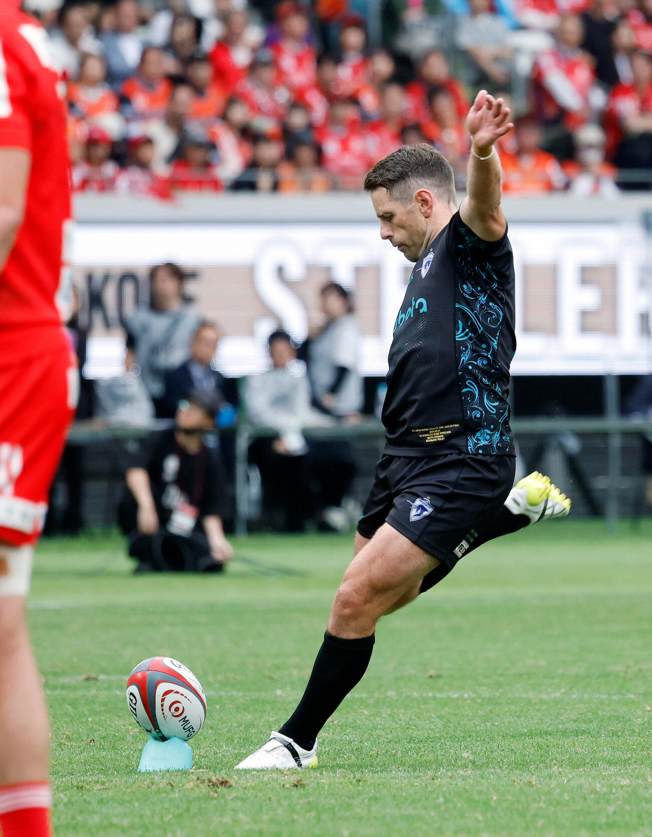ラグビー　リーグワンプレーオフ決勝　神戸対東京ベイ　前半、先制のペナルティーゴールを決める東京ベイバーナード・フォーリー（撮影・山本朝陽）