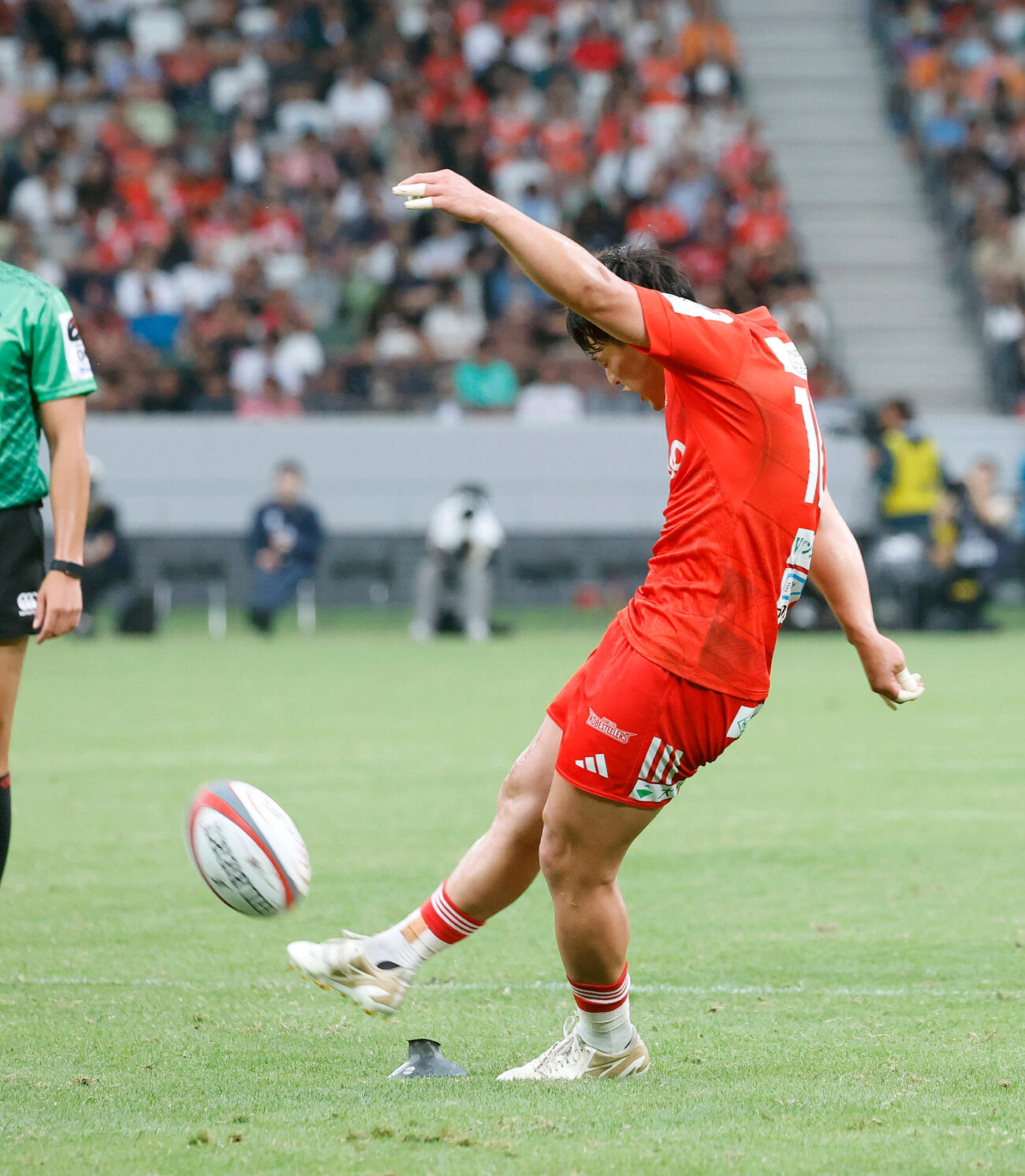 ラグビー　リーグワンプレーオフ決勝　神戸対東京ベイ　後半、ペナルティーゴールを決める神戸李承信（撮影・山本朝陽）＝2026年6月7日