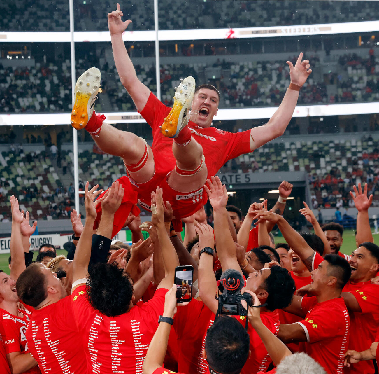 ラグビー　リーグワンプレーオフ決勝　神戸対東京ベイ　チームメートに胴上げされる神戸の主将ブロディ・レタリック（撮影・山本朝陽）＝2026年6月7日