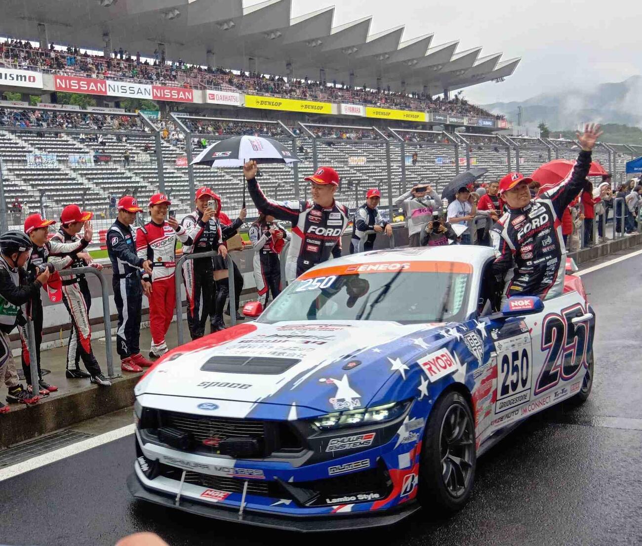クラス優勝を決めて歓喜のウイニングランするマスタング