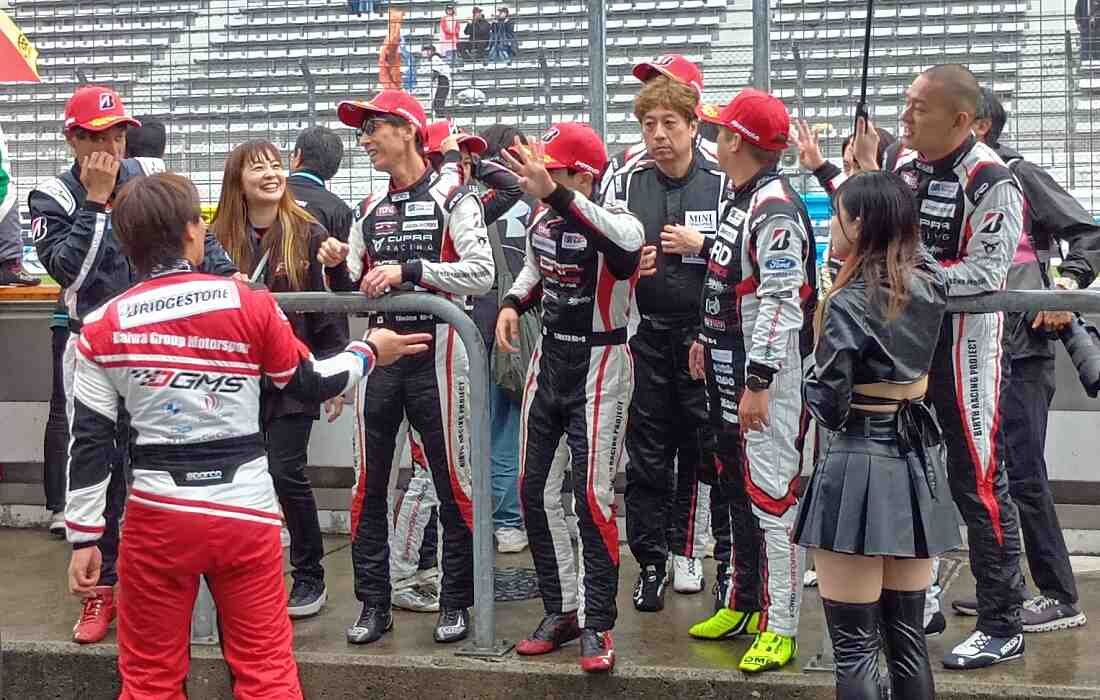 クラス優勝を決め喜ぶドライバーら