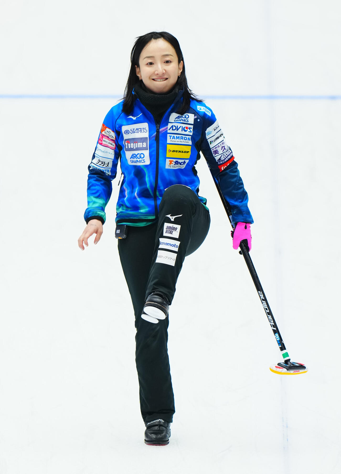カーリング日本選手権　女子予選GRANDIR対ロコ・ソラーレ　第4エンド、相手ストーンをはじき出し左足を上げる藤沢五月（撮影・垰建太）