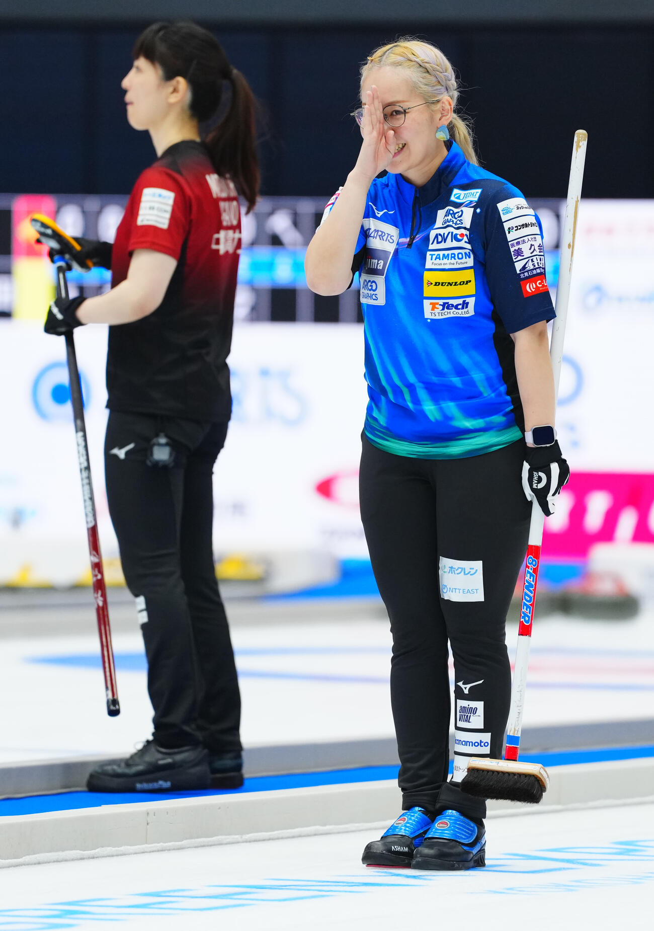 カーリング日本選手権　女子予選GRANDIR対ロコ・ソラーレ　第6エンド、ストーンを投じ申し訳なさそうな小穴桃里（撮影・垰建太）
