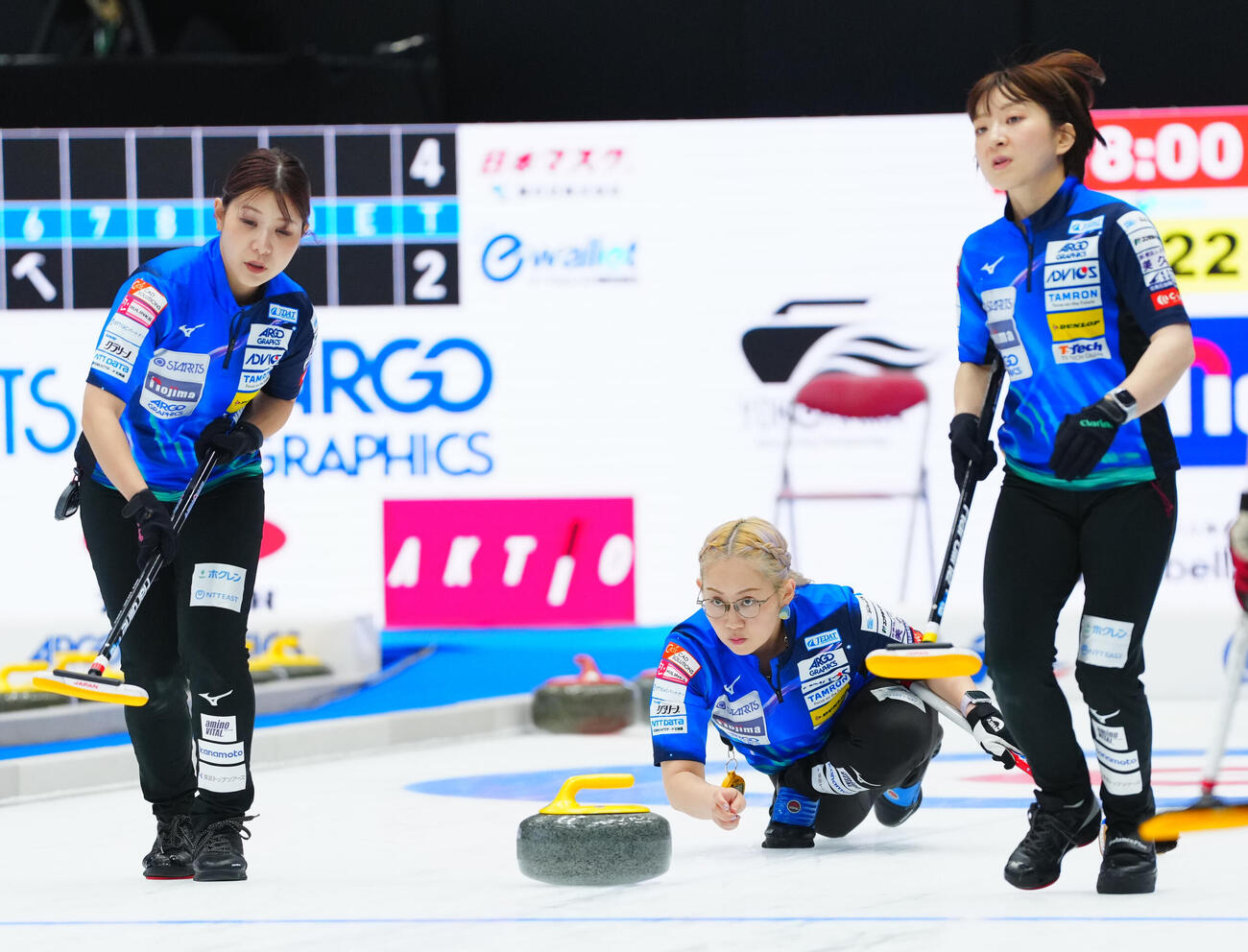 カーリング日本選手権　女子予選GRANDIR対ロコ・ソラーレ　第6エンド、ストーンを投じる小穴桃里（中央）（撮影・垰建太）