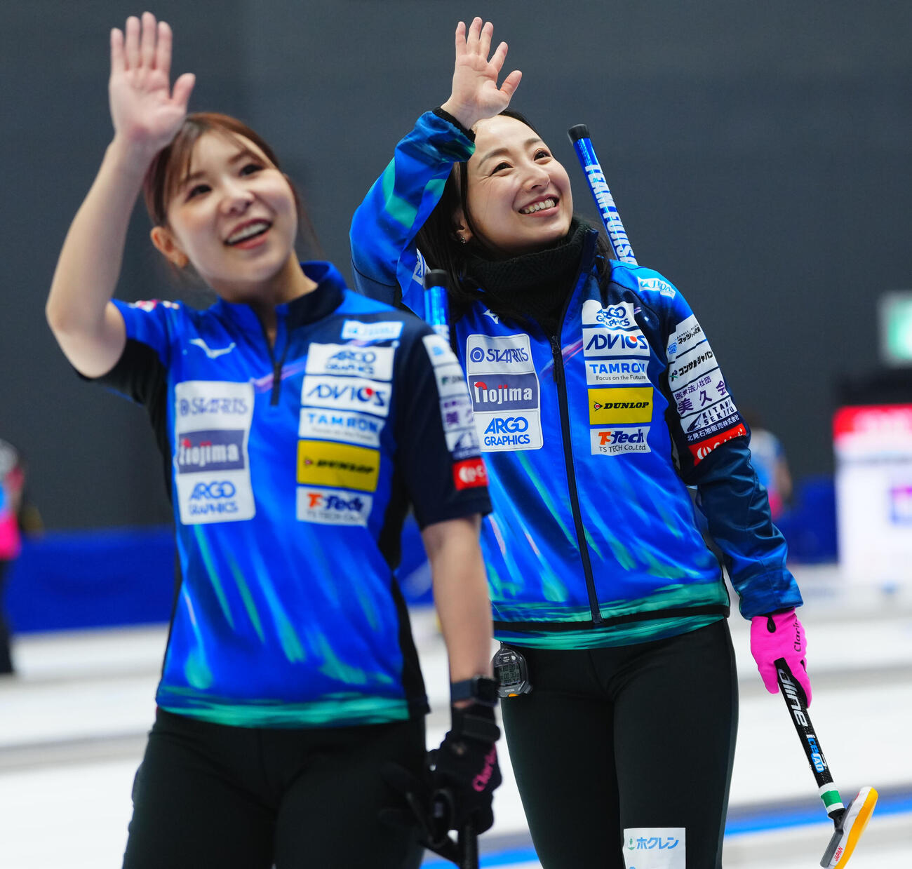 カーリング日本選手権　女子予選GRANDIR対ロコ・ソラーレ　初戦に勝利し笑顔でスタンドに手を降る藤沢五月（右）と吉田夕梨花（撮影・垰建太）