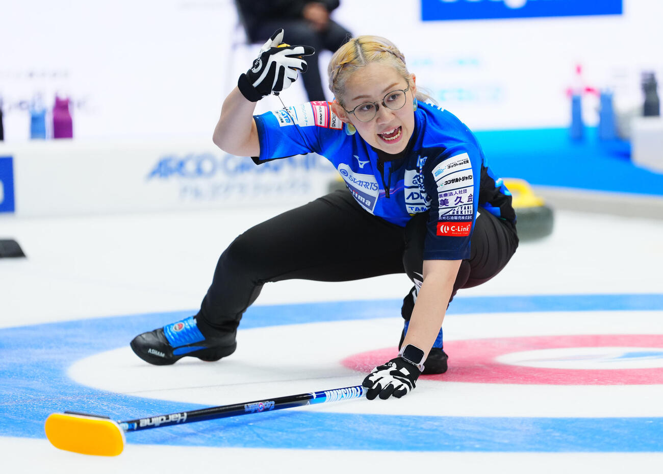 カーリング日本選手権　女子予選GRANDIR対ロコ・ソラーレ　第7エンド、指示を出す小穴桃里（撮影・垰建太）