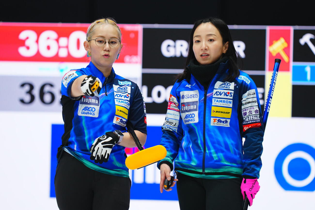 カーリング日本選手権　女子予選GRANDIR対ロコ・ソラーレ　第1エンド、話し合うロコ・ソラーレの藤沢五月（右）と小穴桃里（撮影・垰建太）