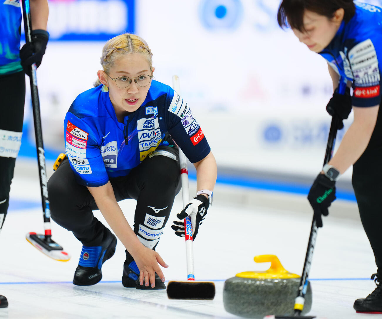 カーリング日本選手権　女子予選GRANDIR対ロコ・ソラーレ　第1エンド、ストーンを投じるロコ・ソラーレの小穴桃里（撮影・垰建太）