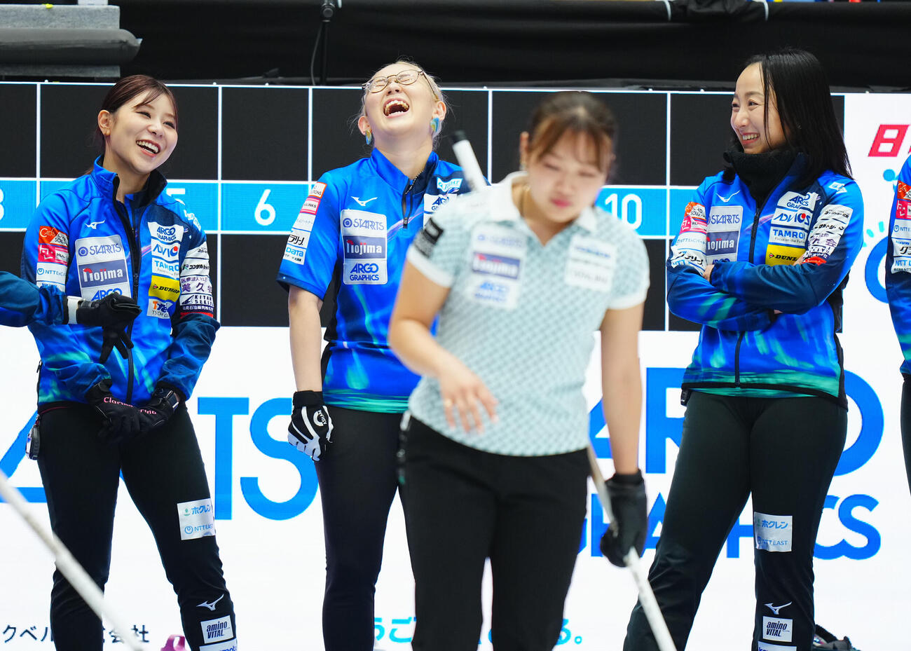 カーリング日本選手権　女子予選GRANDIR対ロコ・ソラーレ　試合前、リラックスした表情のロコ・ソラーレ小穴桃里（中央）、藤沢五月（右）、吉田夕梨花（撮影・垰建太）