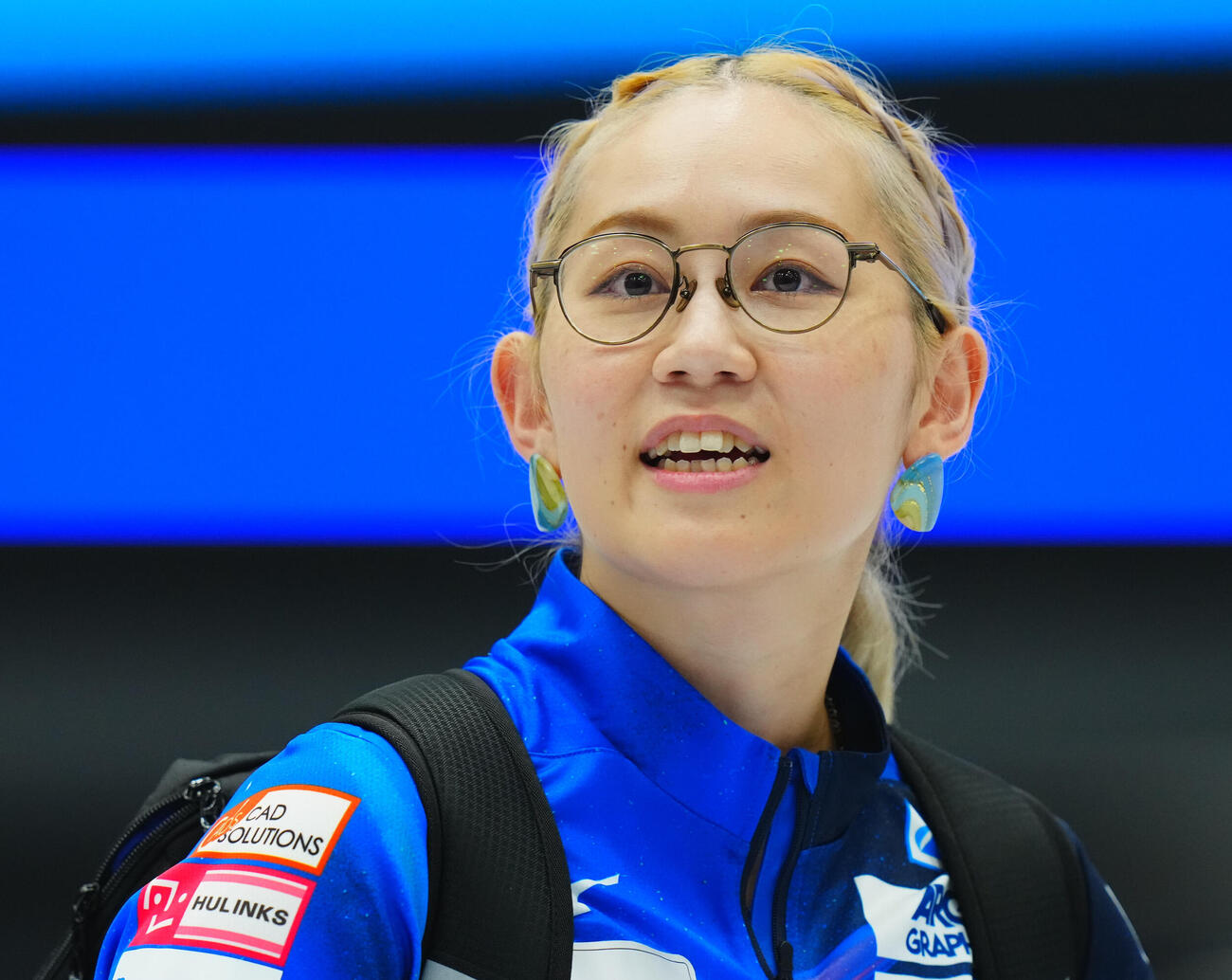 カーリング日本選手権　女子予選GRANDIR対ロコ・ソラーレ　試合前、リラックスした表情のロコ・ソラーレの小穴桃里（撮影・垰建太）