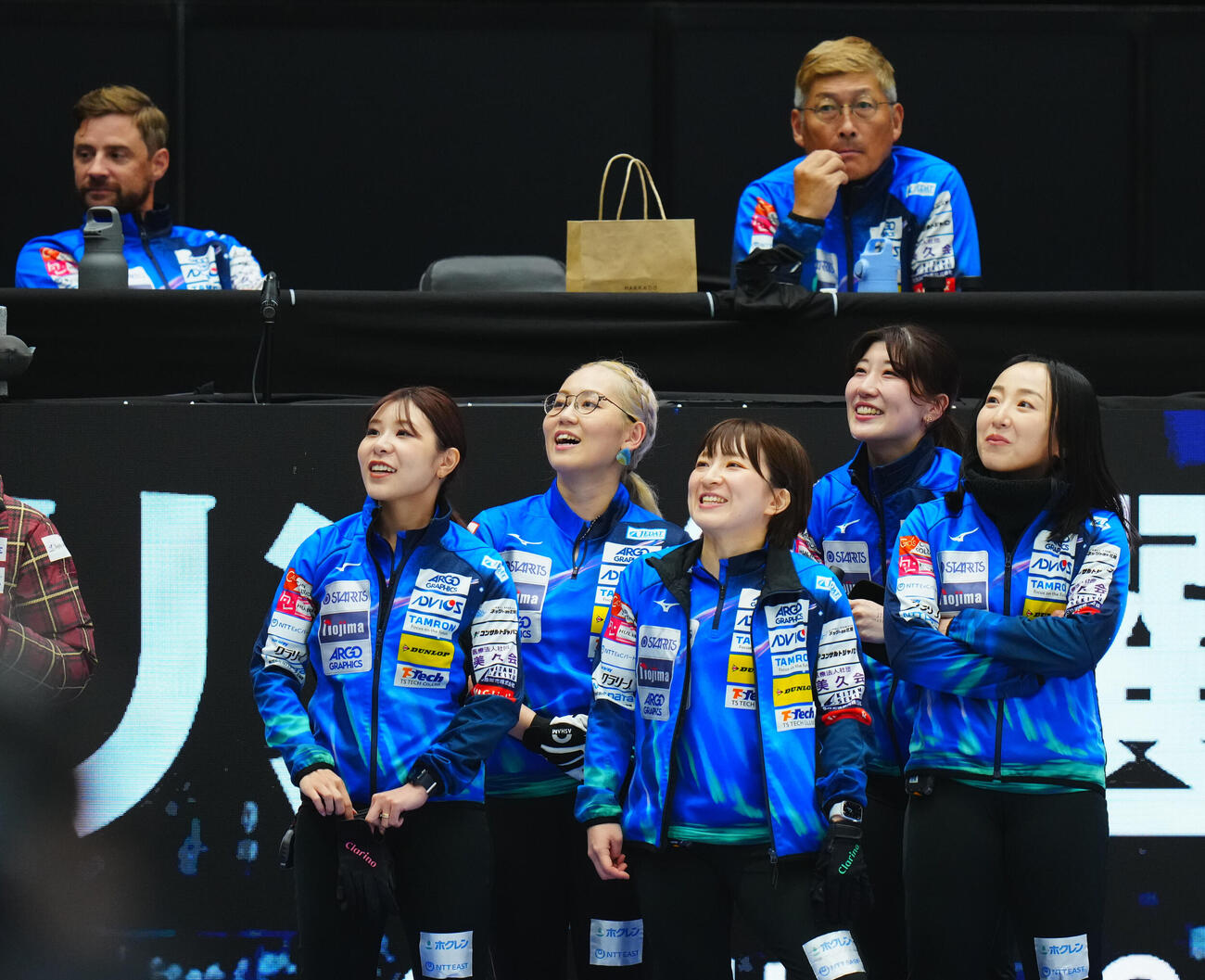 カーリング日本選手権　女子予選GRANDIR対ロコ・ソラーレ　試合前、リラックスした表情のロコ・ソラーレの選手たち。左から吉田夕梨花、小穴桃里、鈴木夕湖、松沢弥子、藤沢五月（撮影・垰建太）