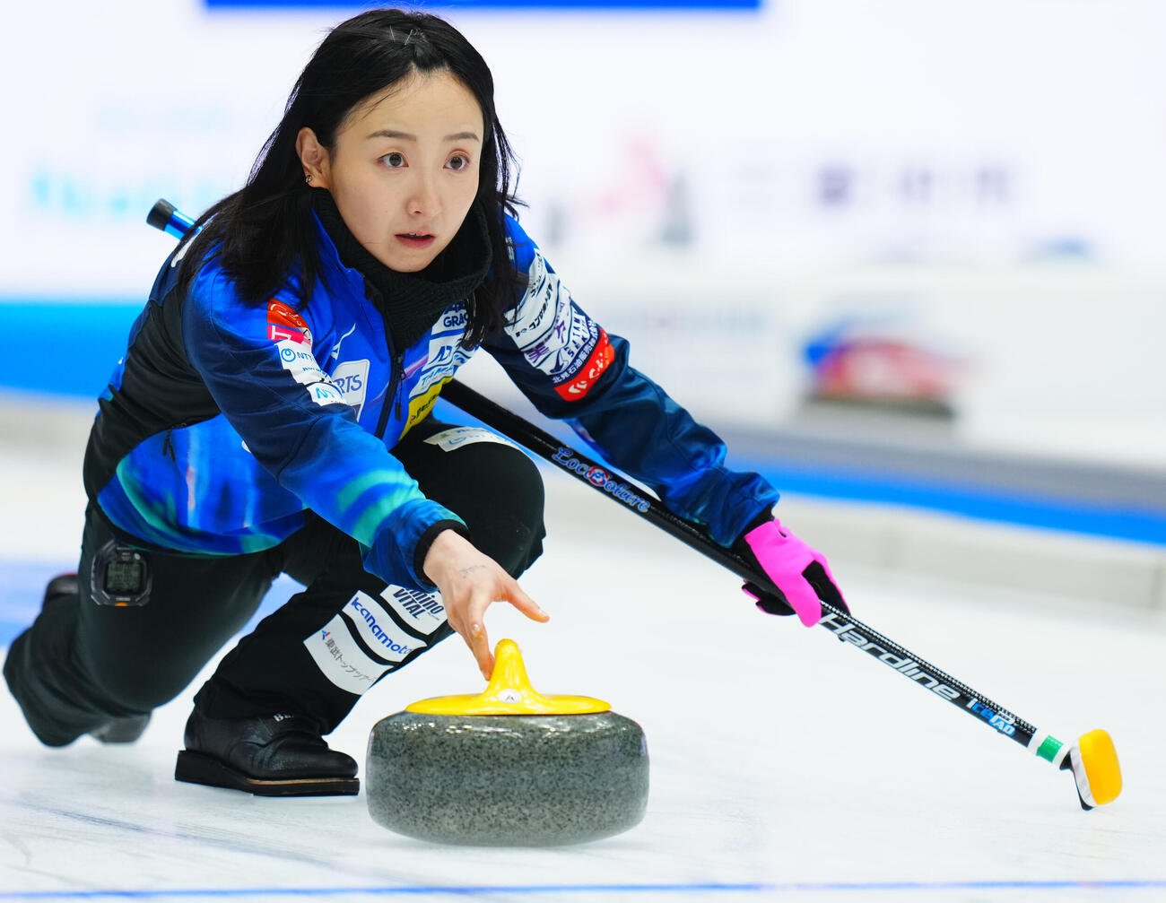 カーリング日本選手権　女子予選GRANDIR対ロコ・ソラーレ　第1エンド、ストーンを投じるロコ・ソラーレの藤沢五月（撮影・垰建太）