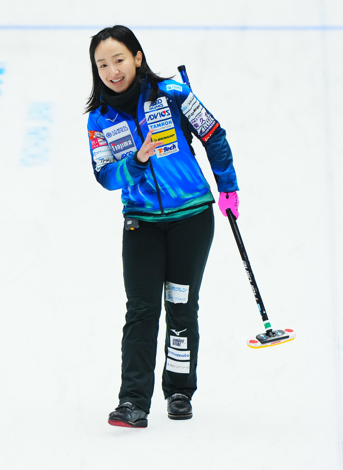 カーリング日本選手権　女子予選GRANDIR対ロコ・ソラーレ　第4エンド、相手ストーンをはじき出し笑顔を見せる藤沢五月（撮影・垰建太）