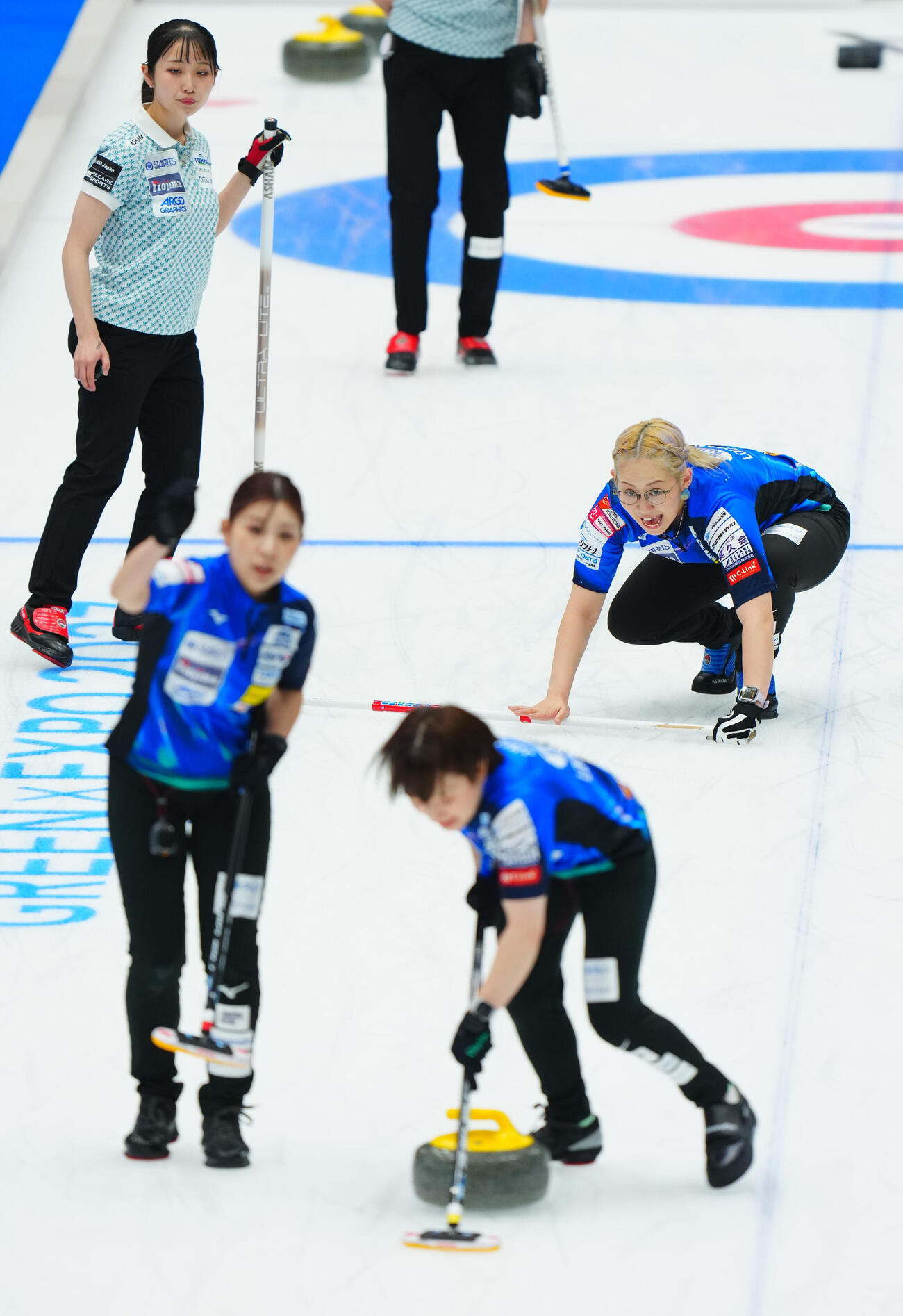 カーリング日本選手権　女子予選GRANDIR対ロコ・ソラーレ　第2エンド、ストーンを投じ指示を出す小穴桃里（右）（撮影・垰建太）