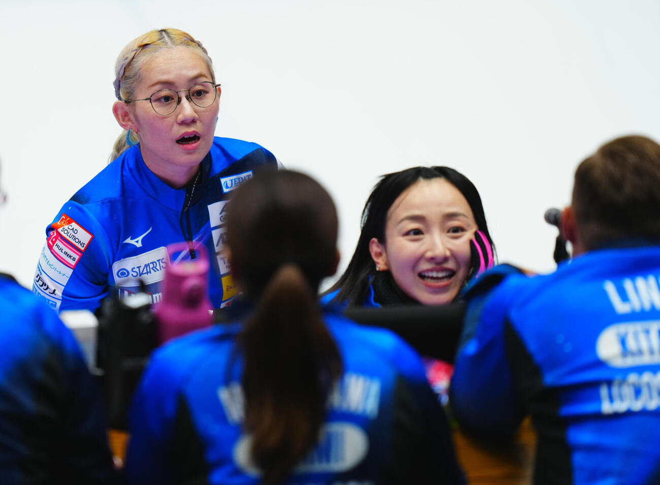 カーリング日本選手権　女子予選GRANDIR対ロコ・ソラーレ　第2エンドを終えコーチたちと話し合う小穴桃里（左）と藤沢五月（撮影・垰建太）