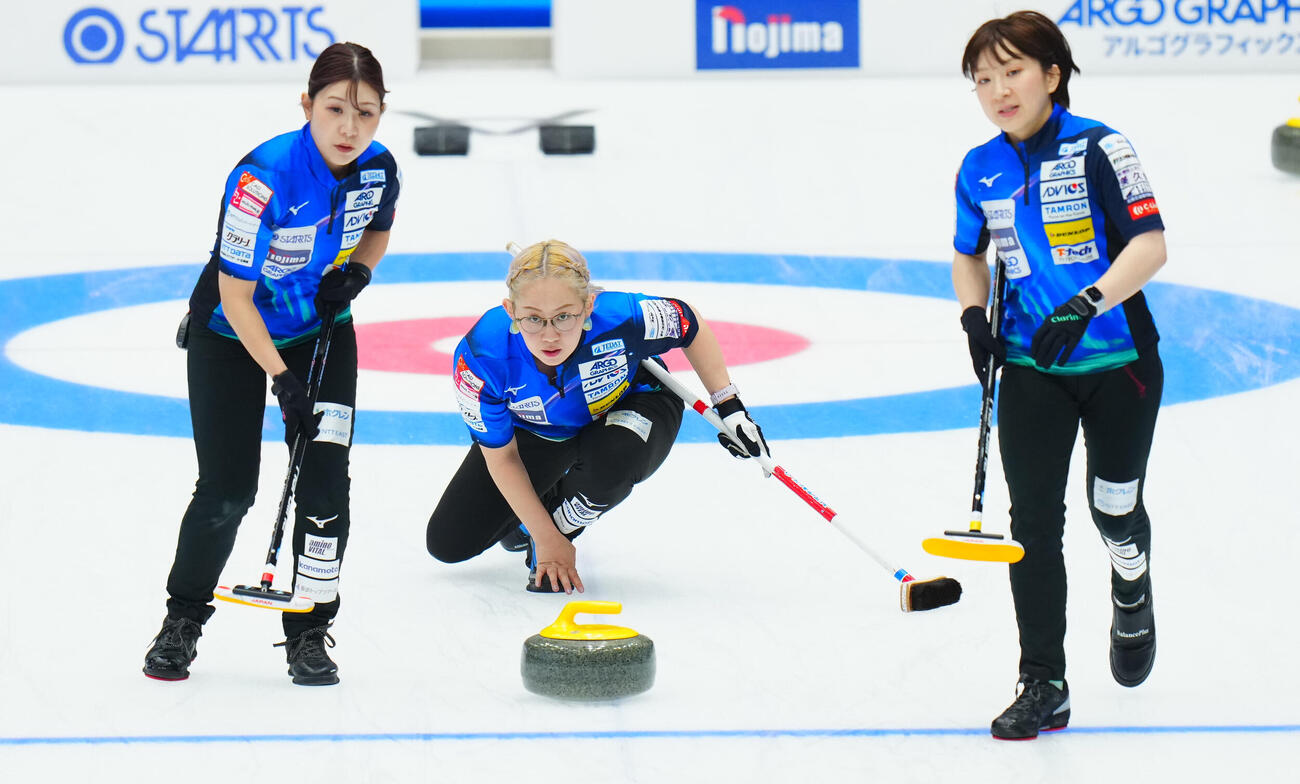 カーリング日本選手権　女子予選GRANDIR対ロコ・ソラーレ　第4エンド、ストーンを投じるロコ・ソラーレ小穴桃里（中央）（撮影・垰建太）
