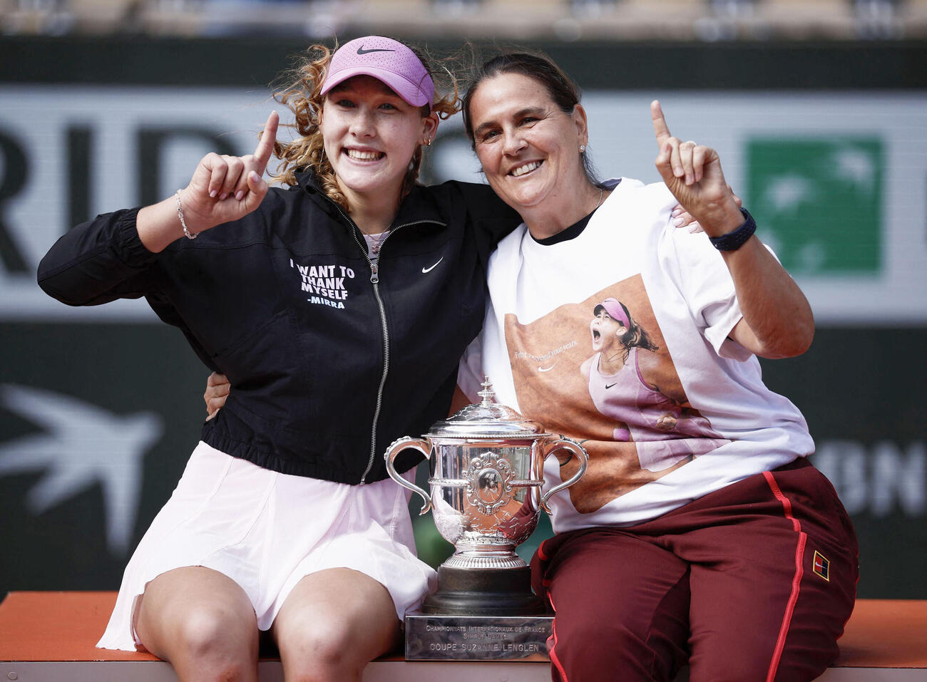 女子シングルスで四大大会初優勝を果たし、コーチのコンチタ・マルティネスさん（右）と喜ぶミラ・アンドレエワ＝パリ（ロイター＝共同）