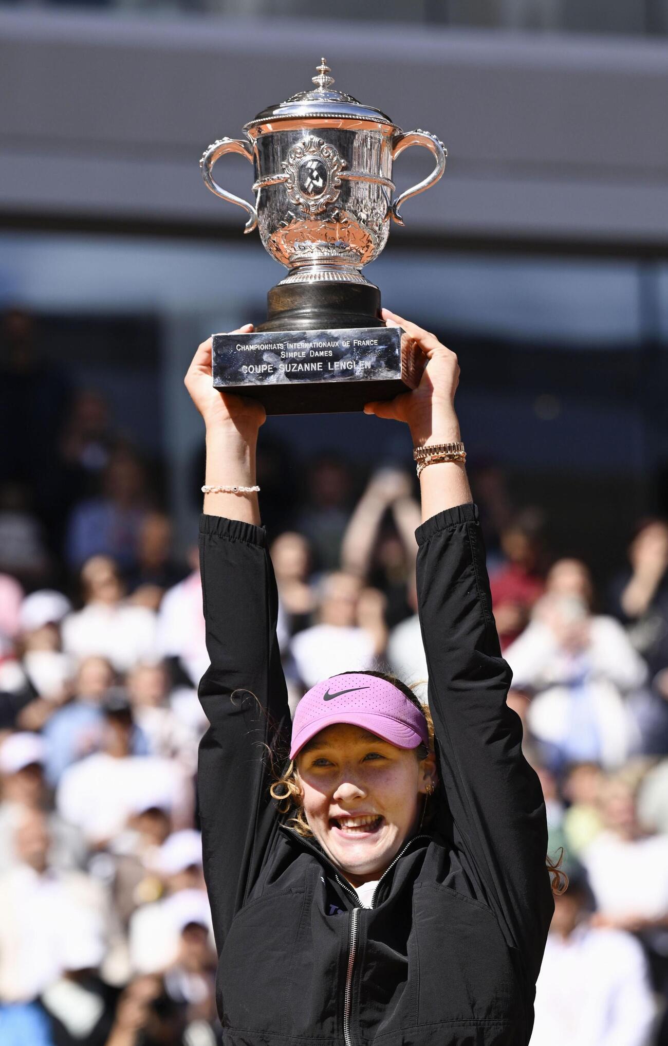 女子シングルスで優勝し、トロフィーを掲げるミラ・アンドレエワ＝パリ（共同）