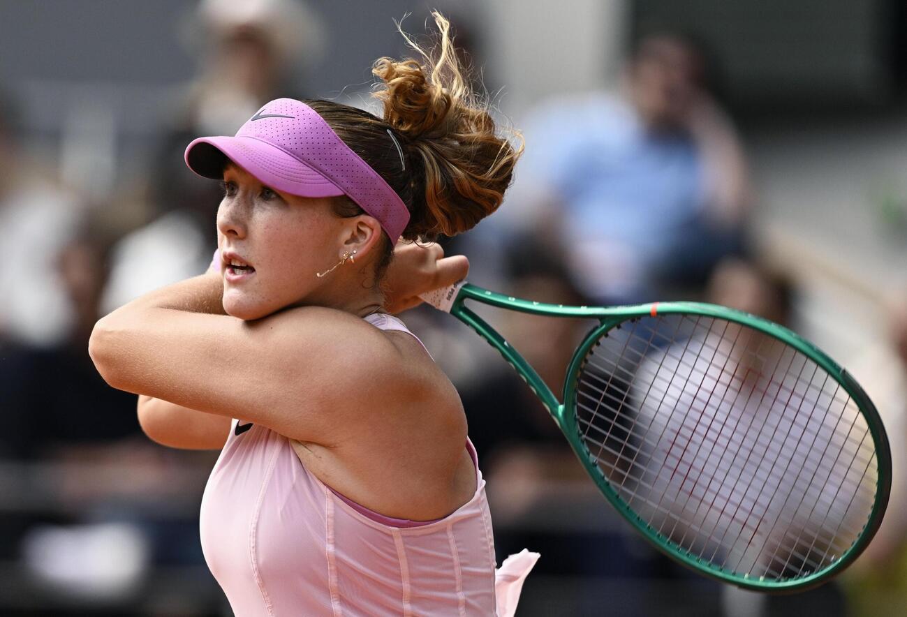 女子シングルス決勝でプレーするミラ・アンドレエワ。四大大会初優勝を果たした＝パリ（共同）