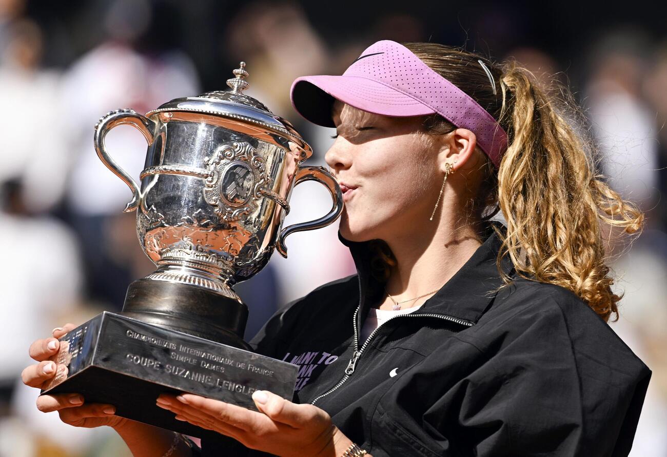 女子シングルスで初優勝したミラ・アンドレエワ（共同）