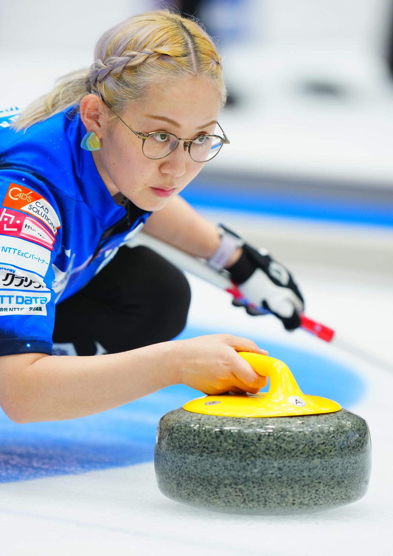 カーリング日本選手権　女子予選GRANDIR対ロコ・ソラーレ　第7エンド、ストーンを投じるロコ・ソラーレ小穴桃里（撮影・垰建太）