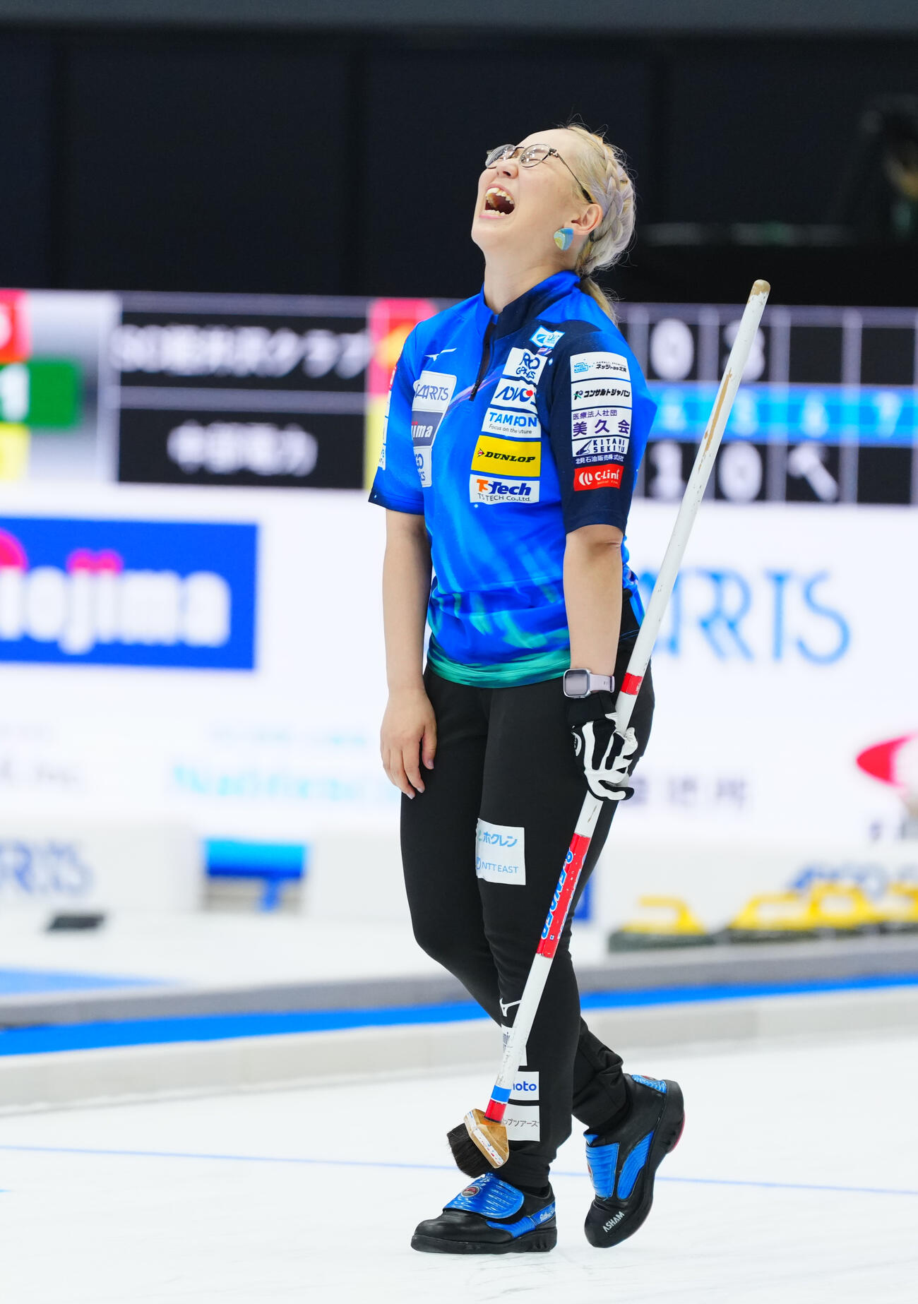 カーリング日本選手権　女子予選GRANDIR対ロコ・ソラーレ　第6エンド、ストーンを投じ苦笑いの小穴桃里（撮影・垰建太）