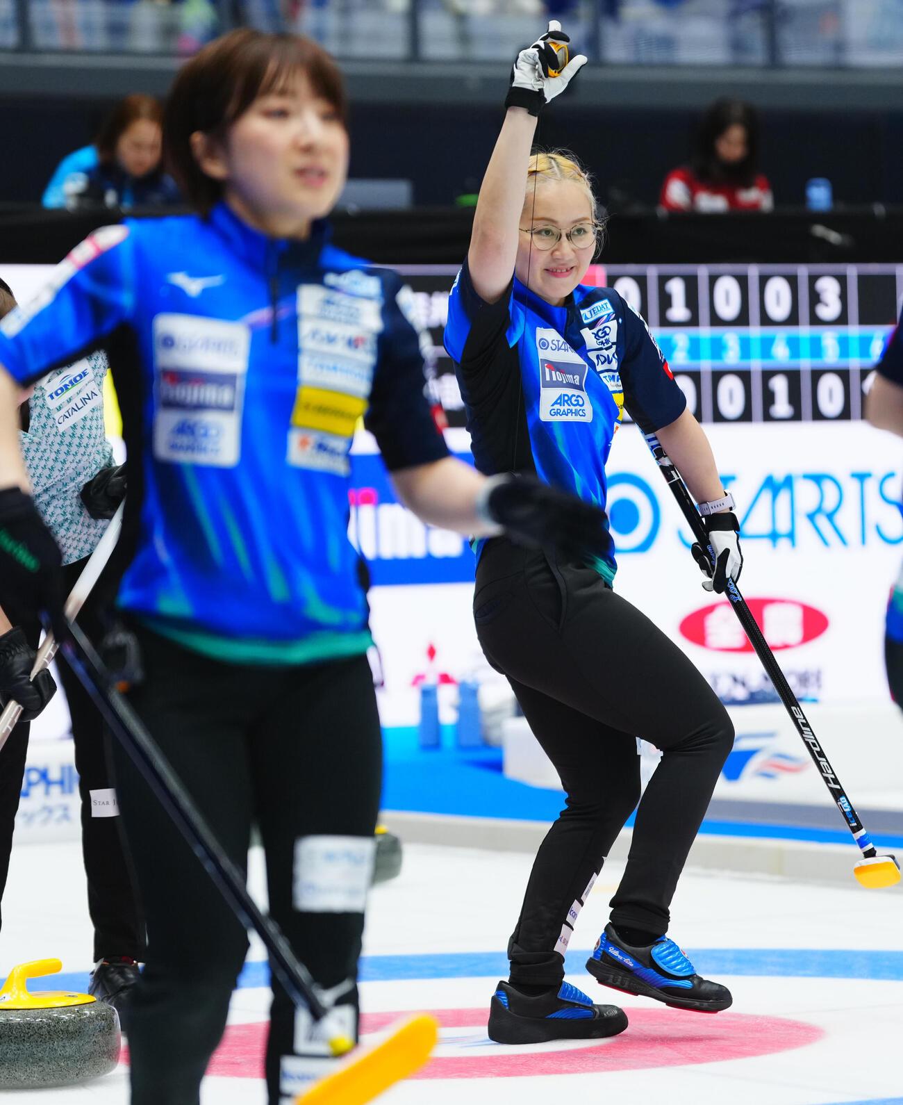 カーリング日本選手権　女子予選GRANDIR対ロコ・ソラーレ　第6エンド、ストーンを投じた藤沢五月に笑顔で合図を送る小穴桃里（右）（撮影・垰建太）