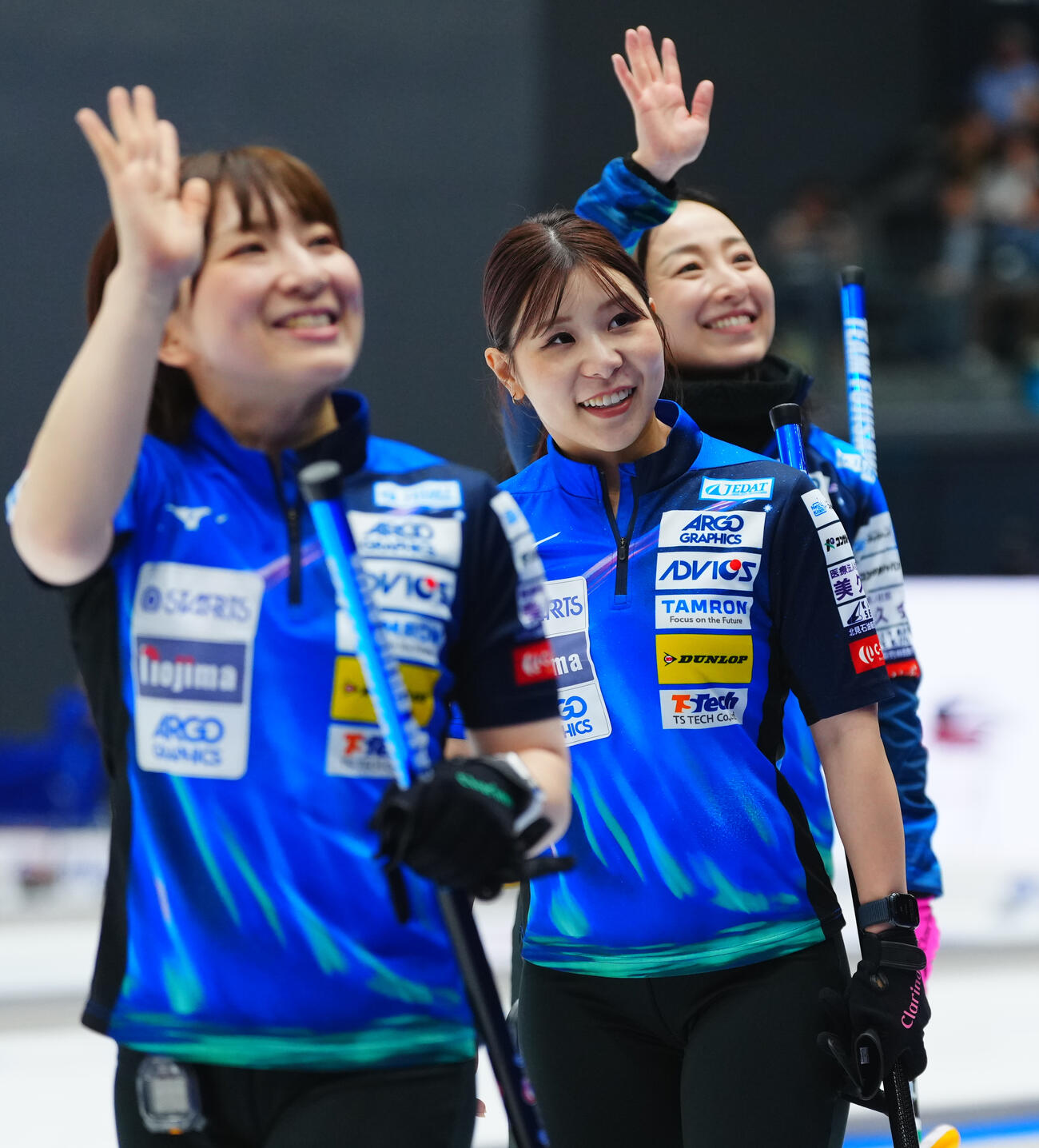 カーリング日本選手権　女子予選GRANDIR対ロコ・ソラーレ　初戦に勝利し笑顔でスタンドに手を降る吉田夕梨花（中央）、鈴木夕湖（左）、藤沢五月（撮影・垰建太）