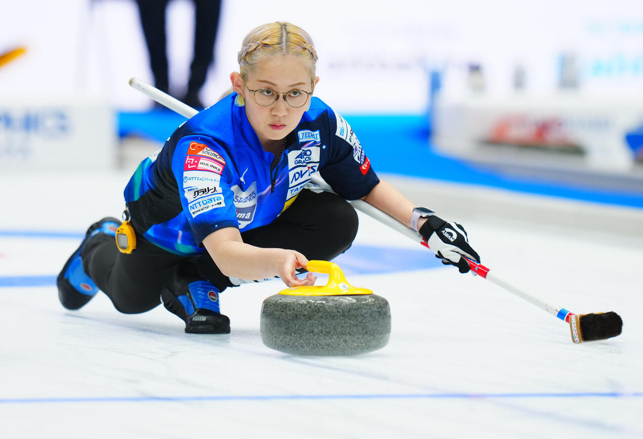 カーリング日本選手権　女子予選GRANDIR対ロコ・ソラーレ　第1エンド、ストーンを投じるロコ・ソラーレの小穴桃里（撮影・垰建太）