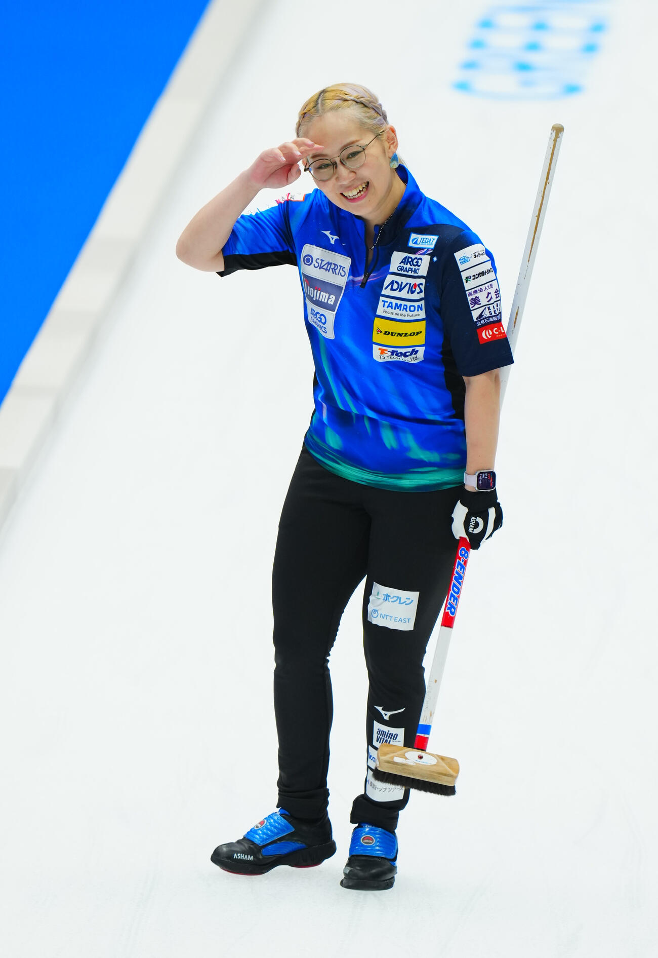 カーリング日本選手権　女子予選GRANDIR対ロコ・ソラーレ　第2エンド、ストーンを投じ笑顔を見せる小穴桃里（撮影・垰建太）