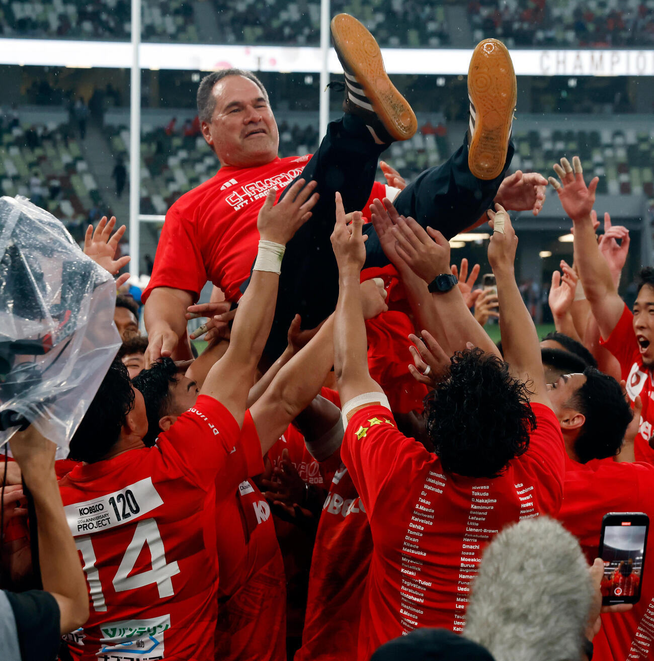 ラグビー　リーグワンプレーオフ決勝　神戸対東京ベイ　選手に胴上げされる神戸デイブ・レニーヘッドコーチ（撮影・山本朝陽）＝2026年6月7日