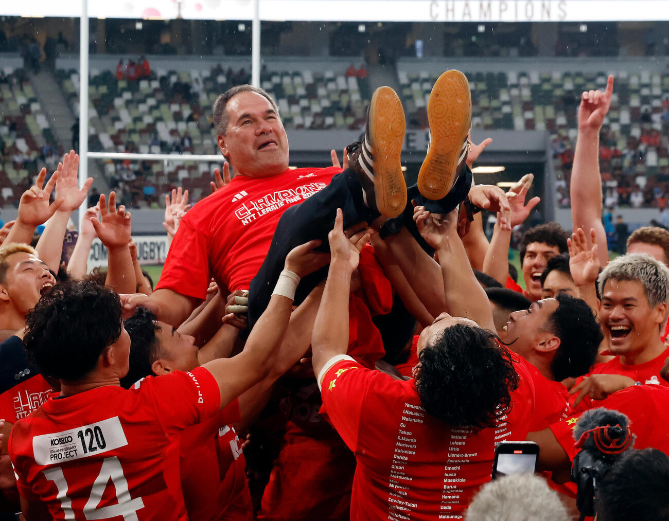 ラグビー　リーグワンプレーオフ決勝　神戸対東京ベイ　選手に胴上げされる神戸デイブ・レニーヘッドコーチ（撮影・山本朝陽）＝2026年6月7日