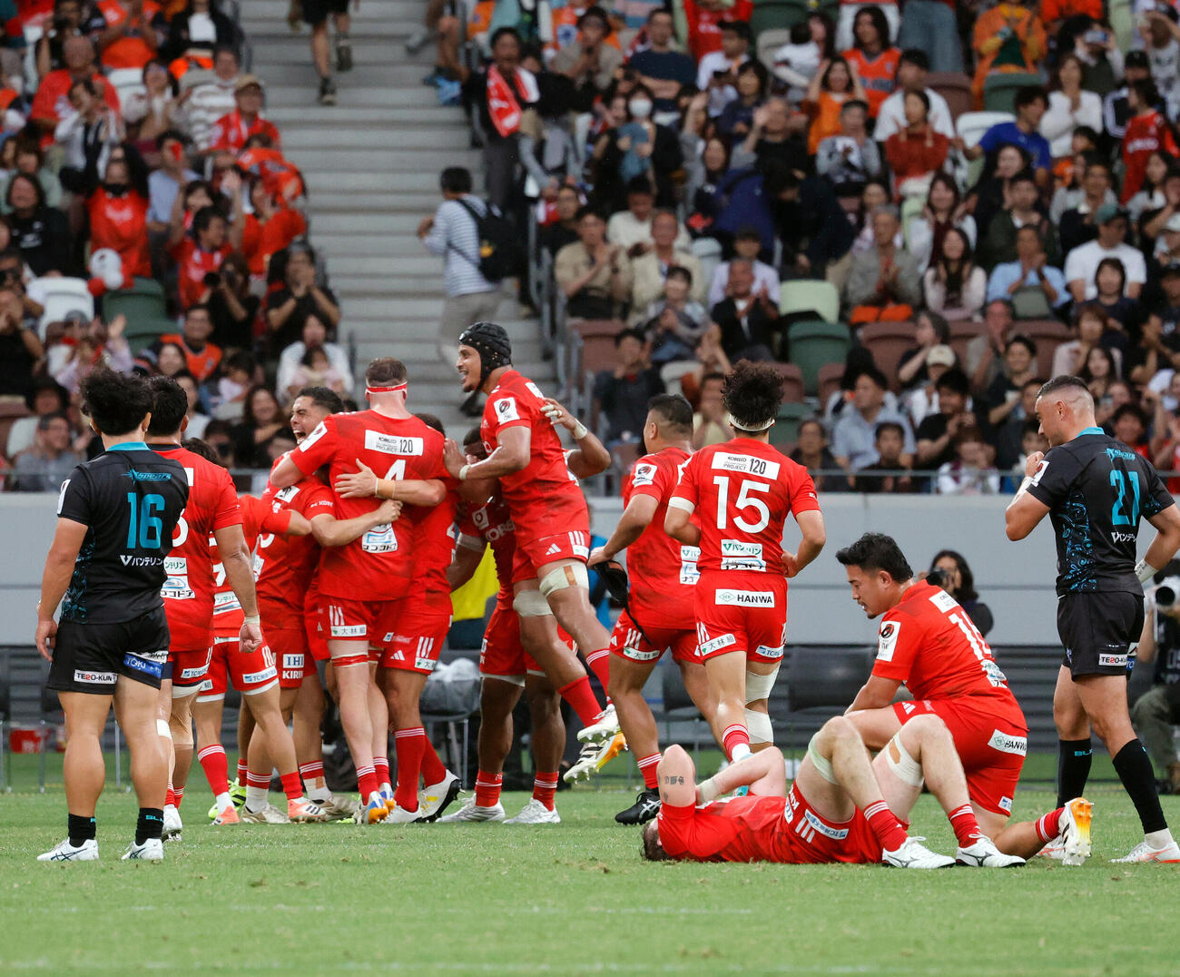 ラグビー　リーグワンプレーオフ決勝　神戸対東京ベイ　東京ベイを下し、優勝を決め歓喜に沸く神戸フィフティーン（撮影・山本朝陽）