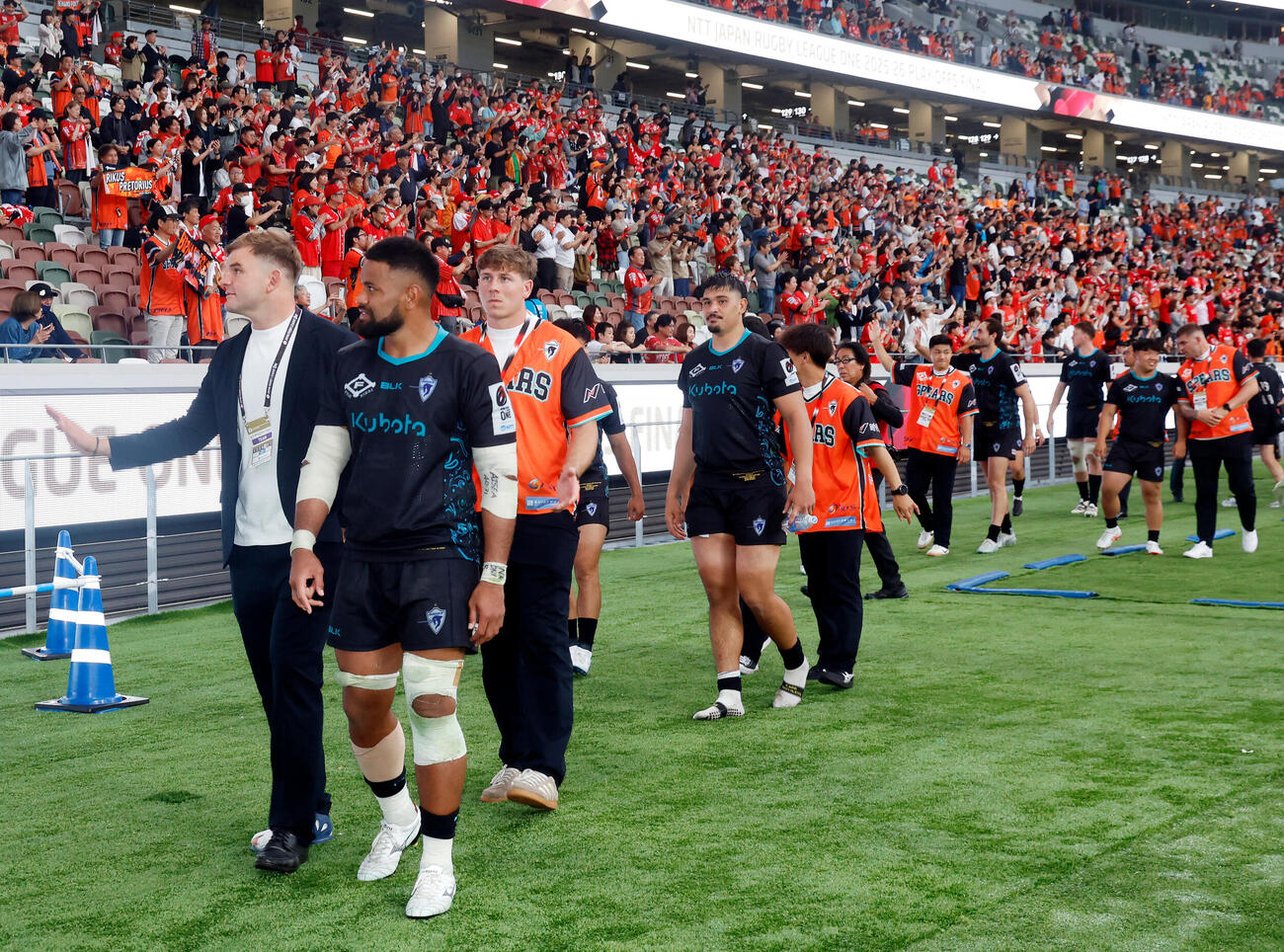 ラグビー　リーグワンプレーオフ決勝　神戸対東京ベイ　観客にあいさつをする東京ベイフィフティーン（撮影・山本朝陽）