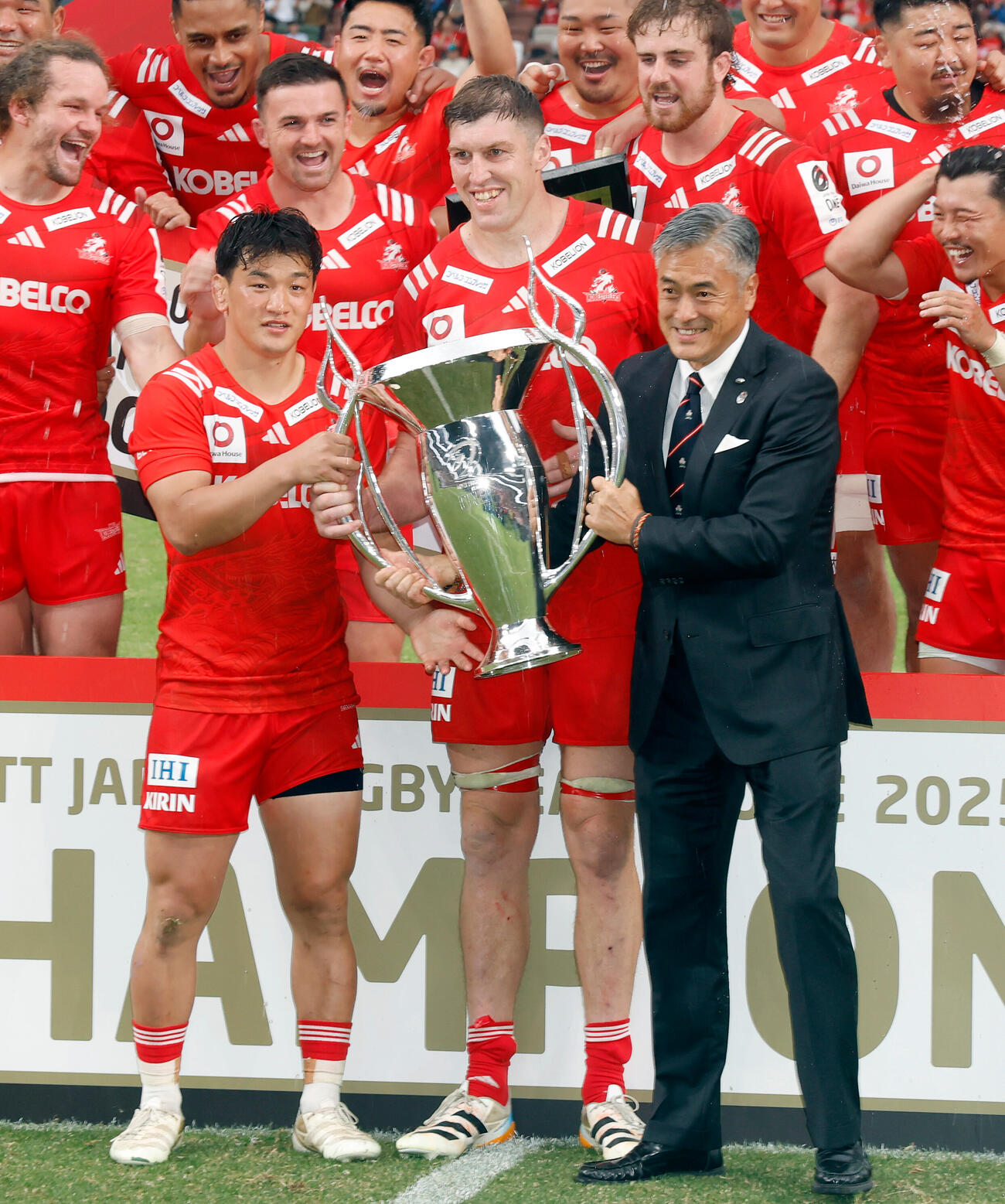 ラグビー　リーグワンプレーオフ決勝　神戸対東京ベイ　表彰式でトロフィーを受け取る神戸李承信（左）、ブロディ・レタリック、右は玉塚元一氏（撮影・山本朝陽）