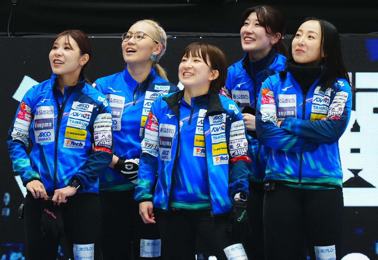 カーリング日本選手権　女子予選GRANDIR対ロコ・ソラーレ　試合前、リラックスした表情のロコ・ソラーレの選手たち。左から吉田夕梨花、小穴桃里、鈴木夕湖、松沢弥子、藤沢五月（撮影・垰建太）＝2026年6月7日