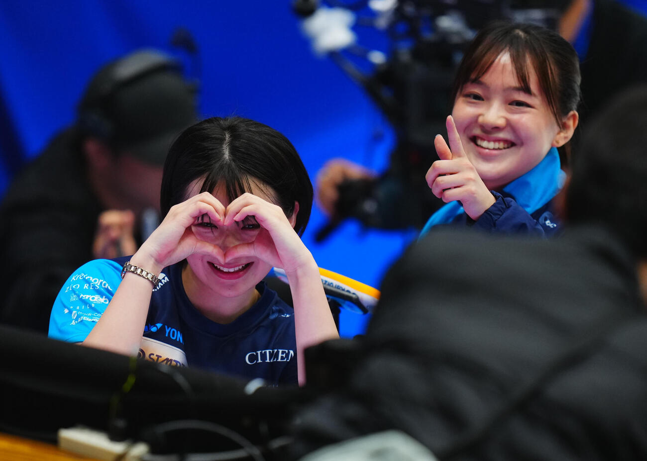 カーリング日本選手権　女子予選　ロコ・ソラーレ対SC軽井沢ク　勝利しスタンドに笑顔を見せるSC軽井沢クの上野結生（左）と上野美優（撮影・垰建太）