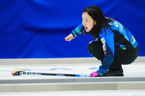 カーリング日本選手権 女子予選 ロコ・ソラーレ対SC軽井沢ク 第6エンド、ストーンを投じ指示を出すロコ・ソラーレ藤沢五月(撮影・垰建太)